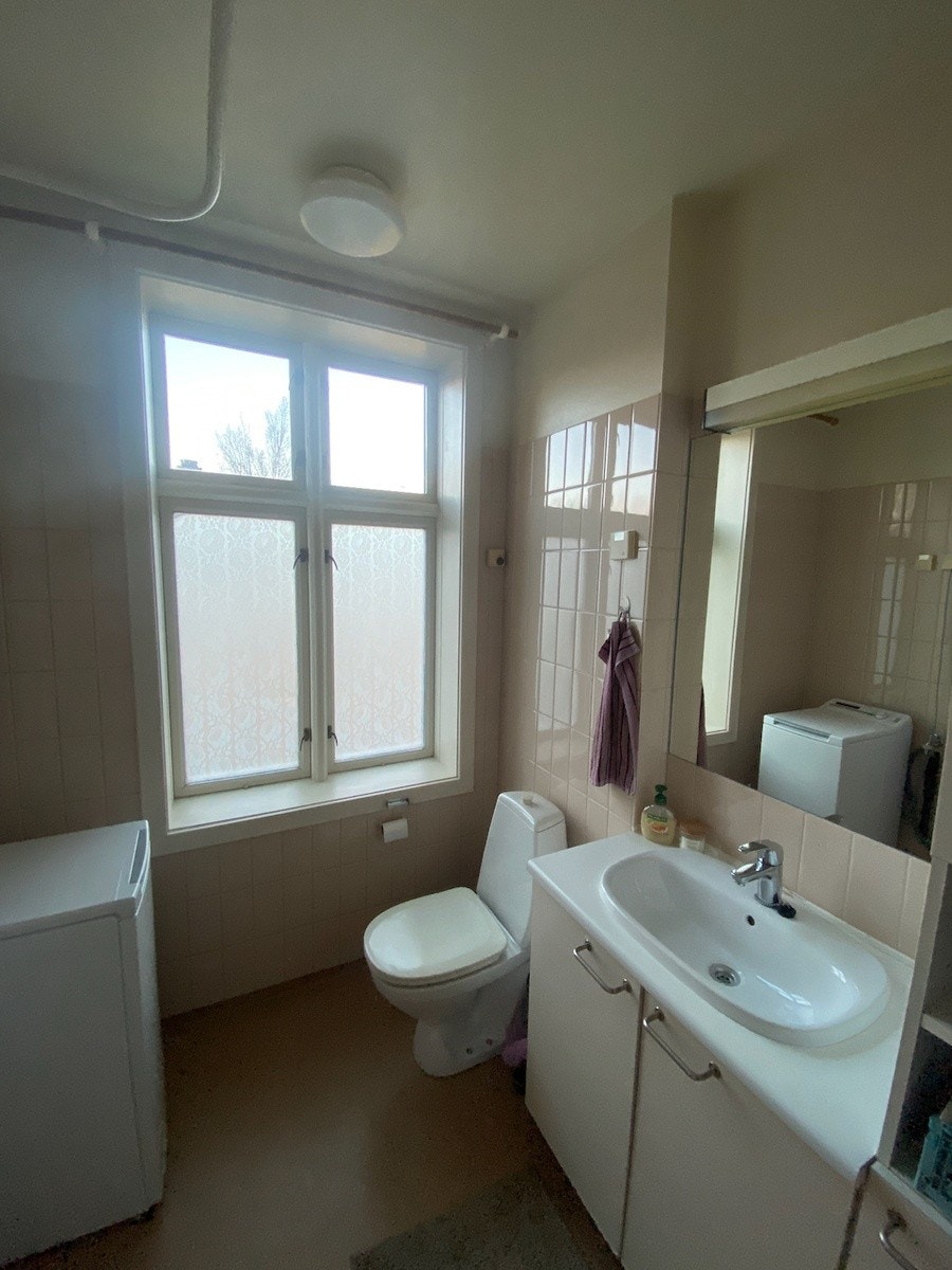 Bad 2, med toalett, dusjhjørne og vaskemaskin (i tillegg til vaskemaskin og tørketrommel i kjeller). Galleribilde