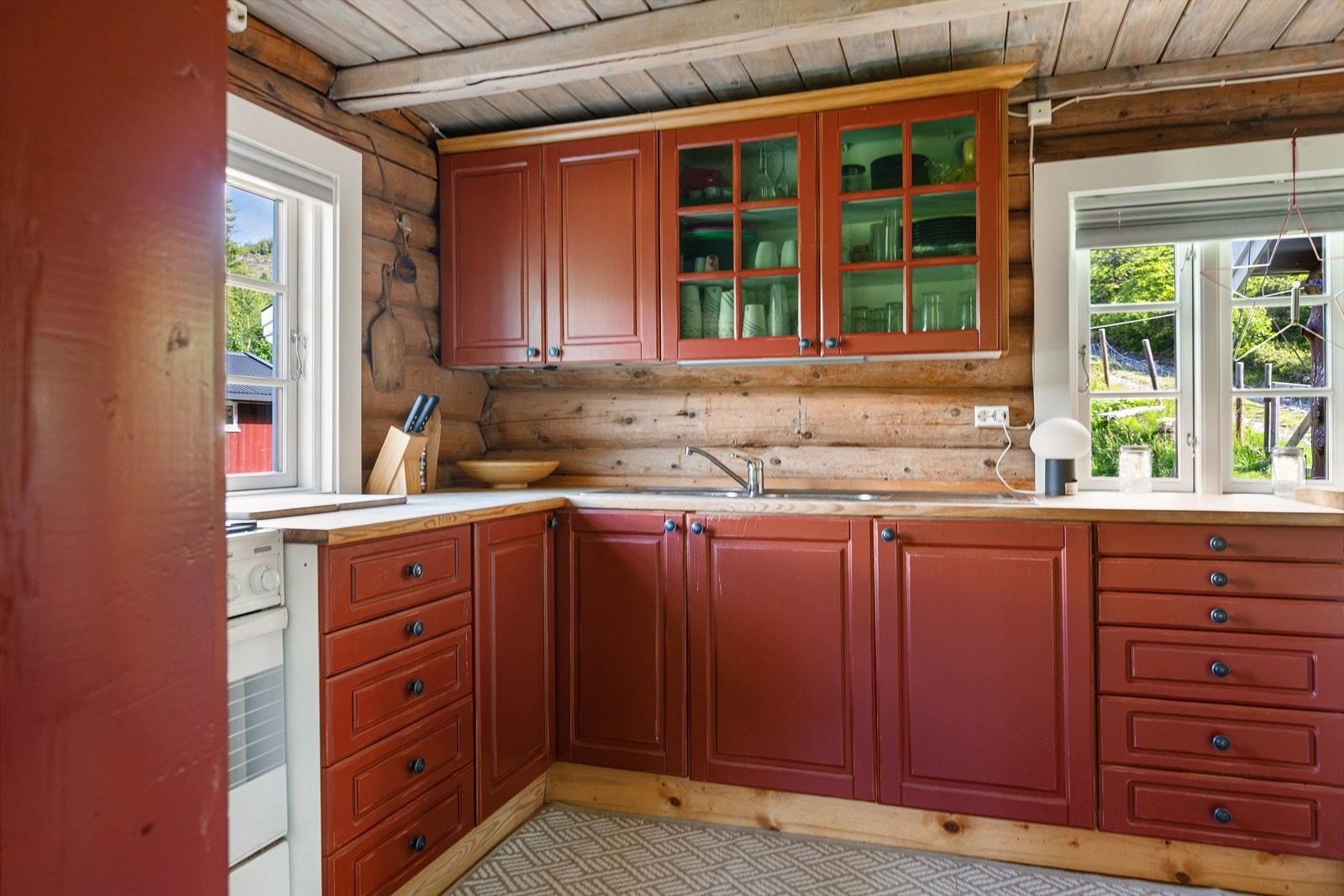 Kjøkkenet er lyst og trivelig, og har det som trengs for å tilberede og servere gode måltider til familie og venner. Galleribilde