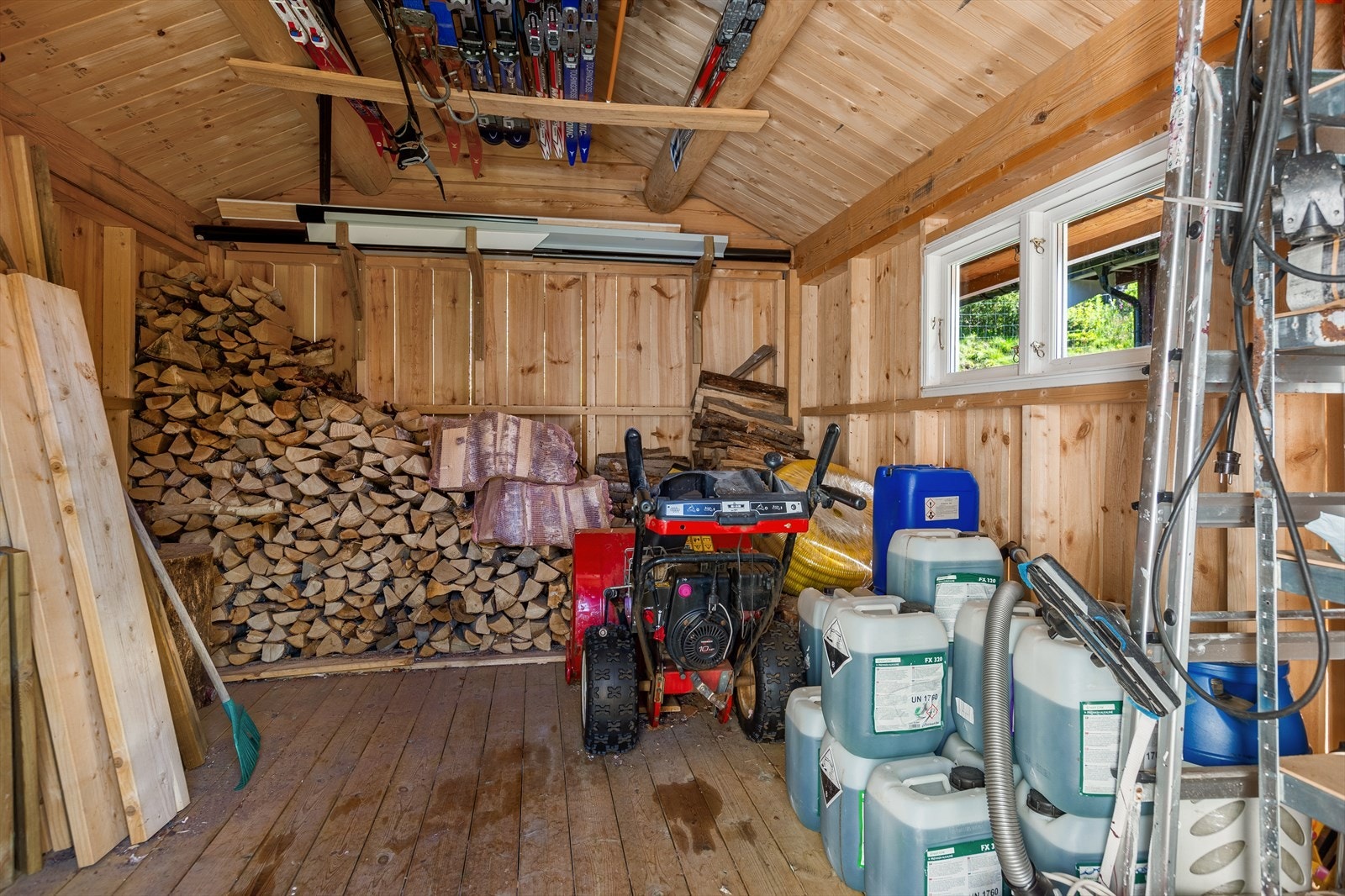Uthuset har god lagringsplass til alt en trenger av utstyr, for eksempel ski, sykler, grill, ved med mer. Galleribilde