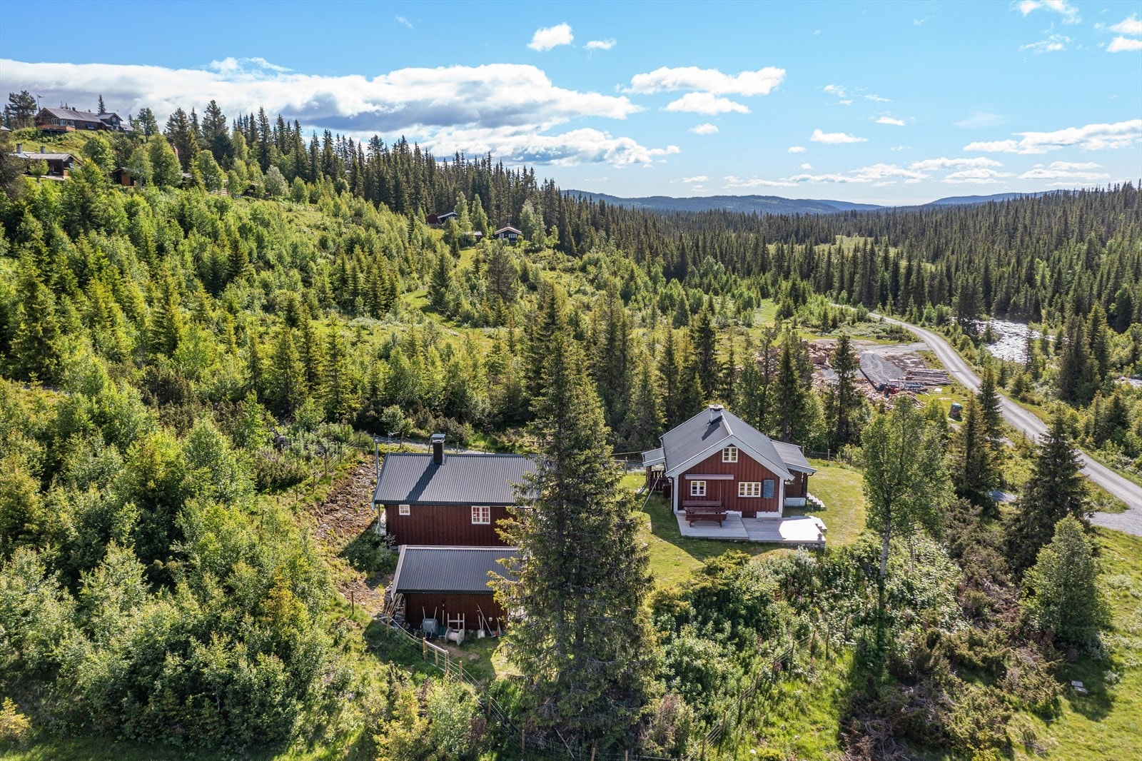 Elva Bøvi hvor en kan ta et friskt bad eller prøve fiskelykken, renner like nedenfor veien. Galleribilde