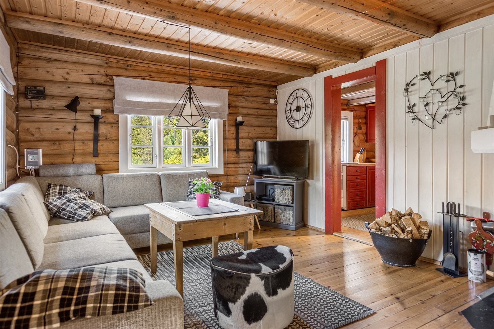 De gamle tømmerveggene er gylne av alder. Galleribilde