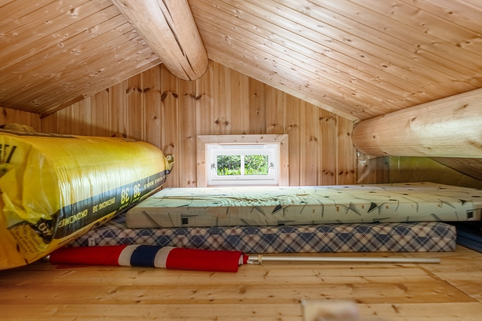 Det er ikke rømningsvindu på hemsen, men den kan være en fin lekeplass for de små. Galleribilde