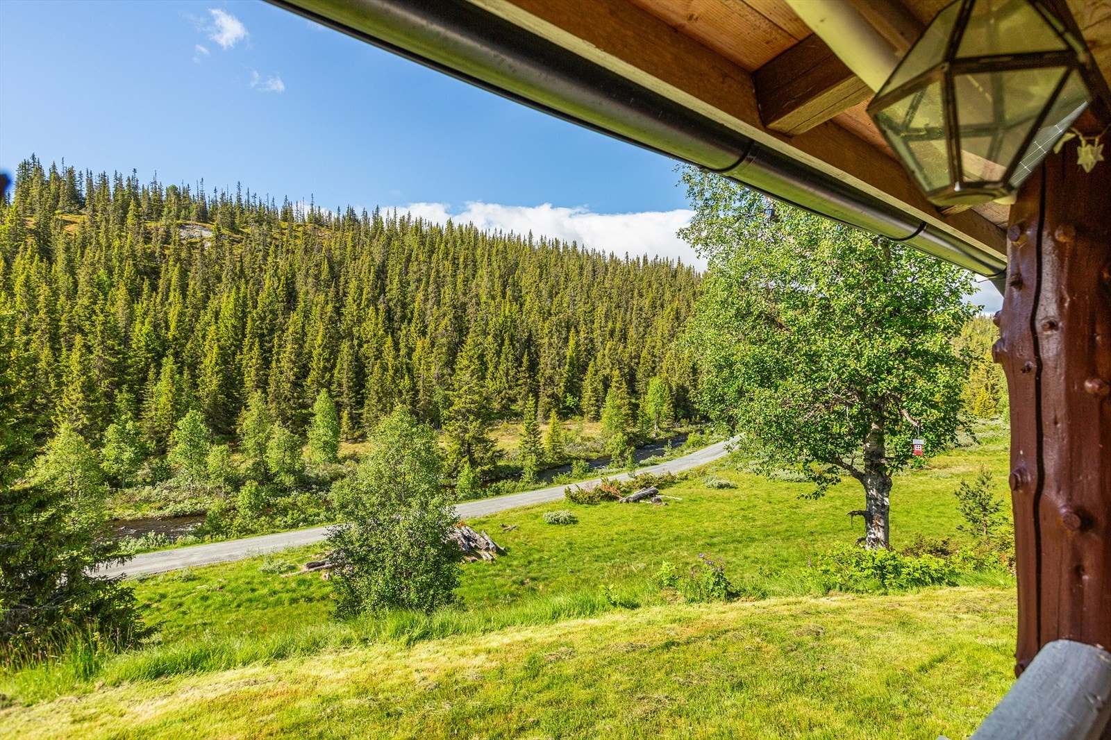 Midtsommers kan solen nytes fra ca. kl. 07-20.30, mens det er lite eller ingen sol i desember og januar. Galleribilde