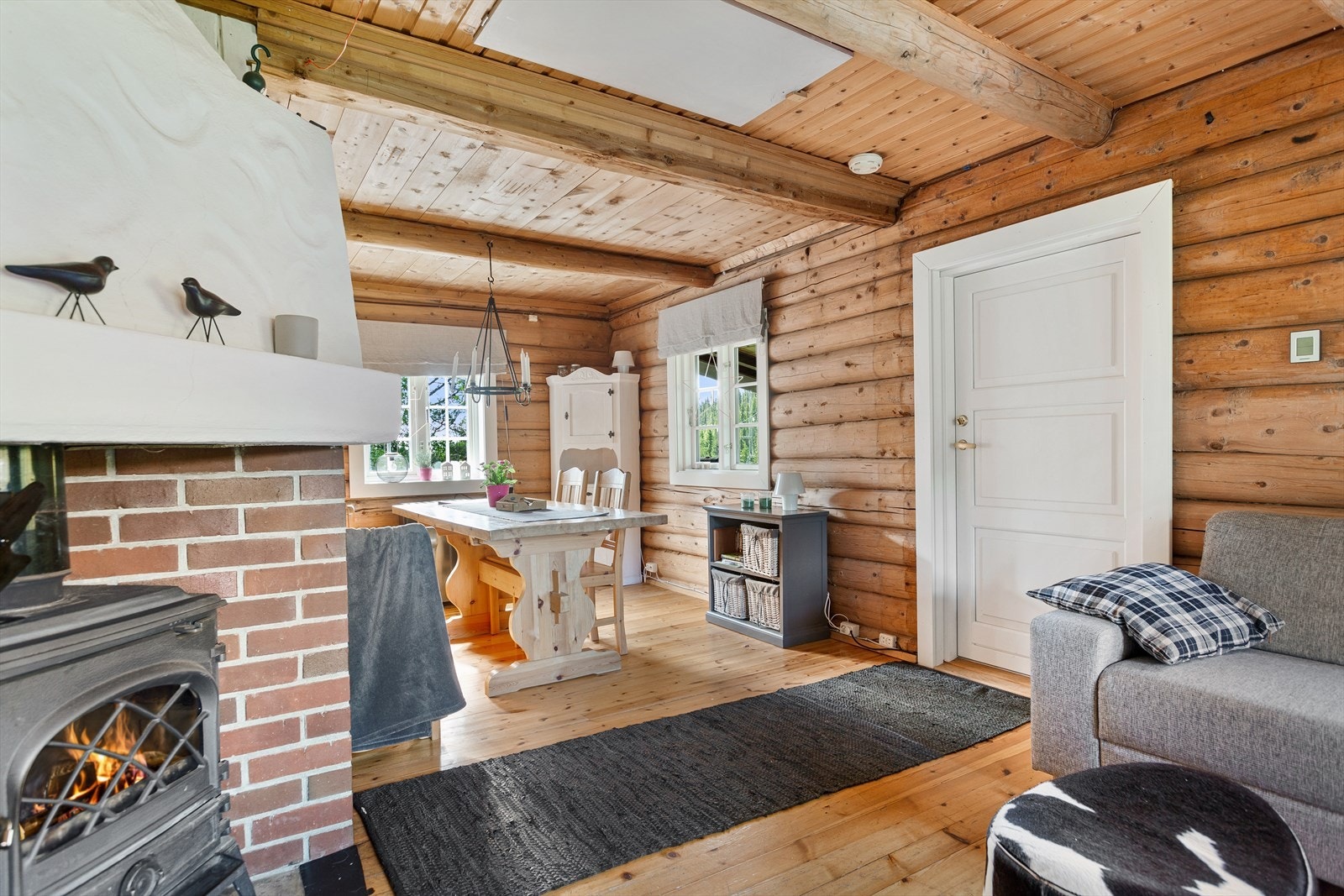 I stua er det god plass til å innrede med både stor spisegruppe og hyggelig sofakrok. Galleribilde