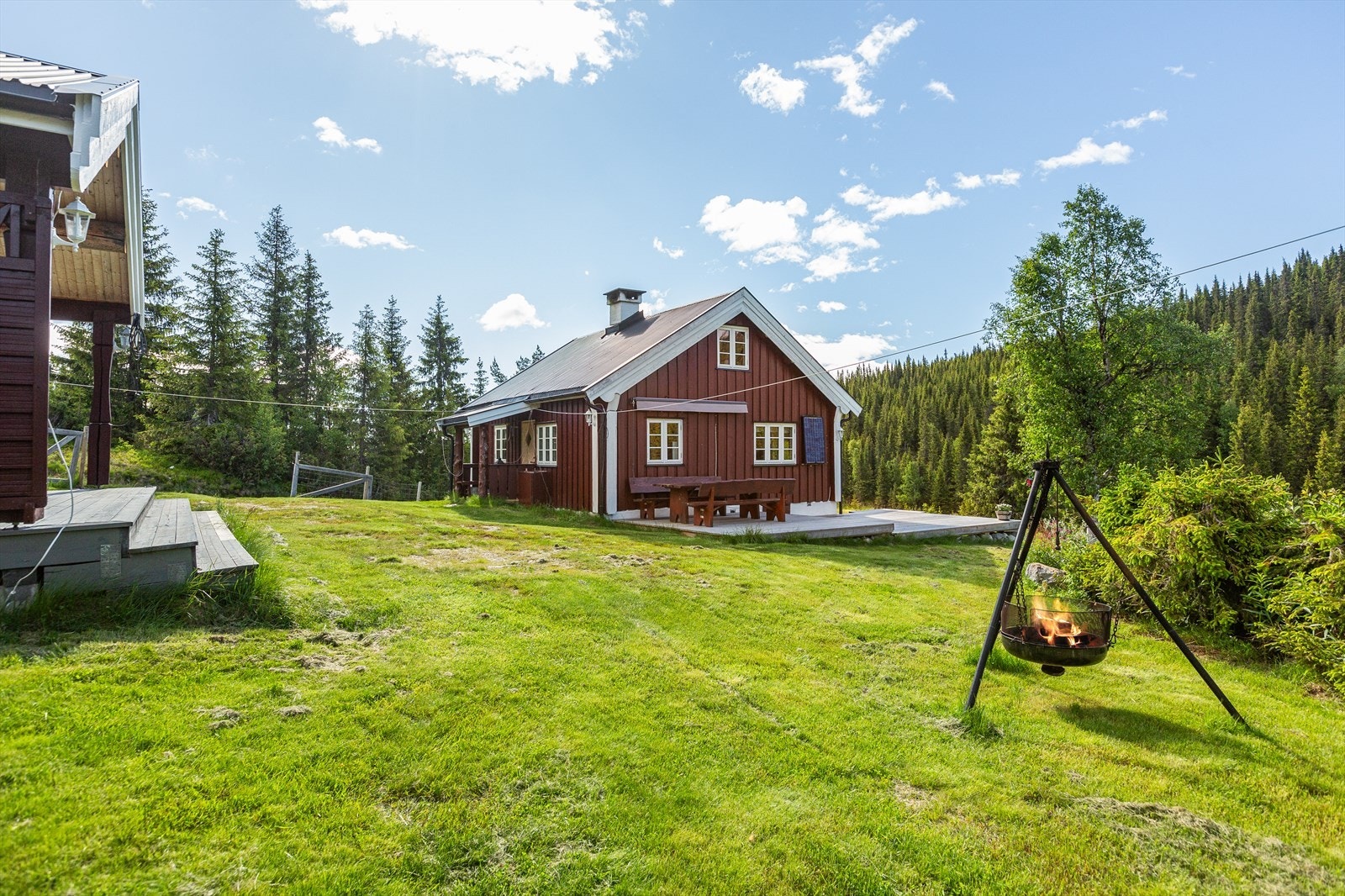 Bygningene har noe vedlikeholdsbehov, men eiendommen har dog en fin beliggenhet i et usjenert turområde, slik at her er det stort potensial til å skape sin egen drømmehytte! Galleribilde