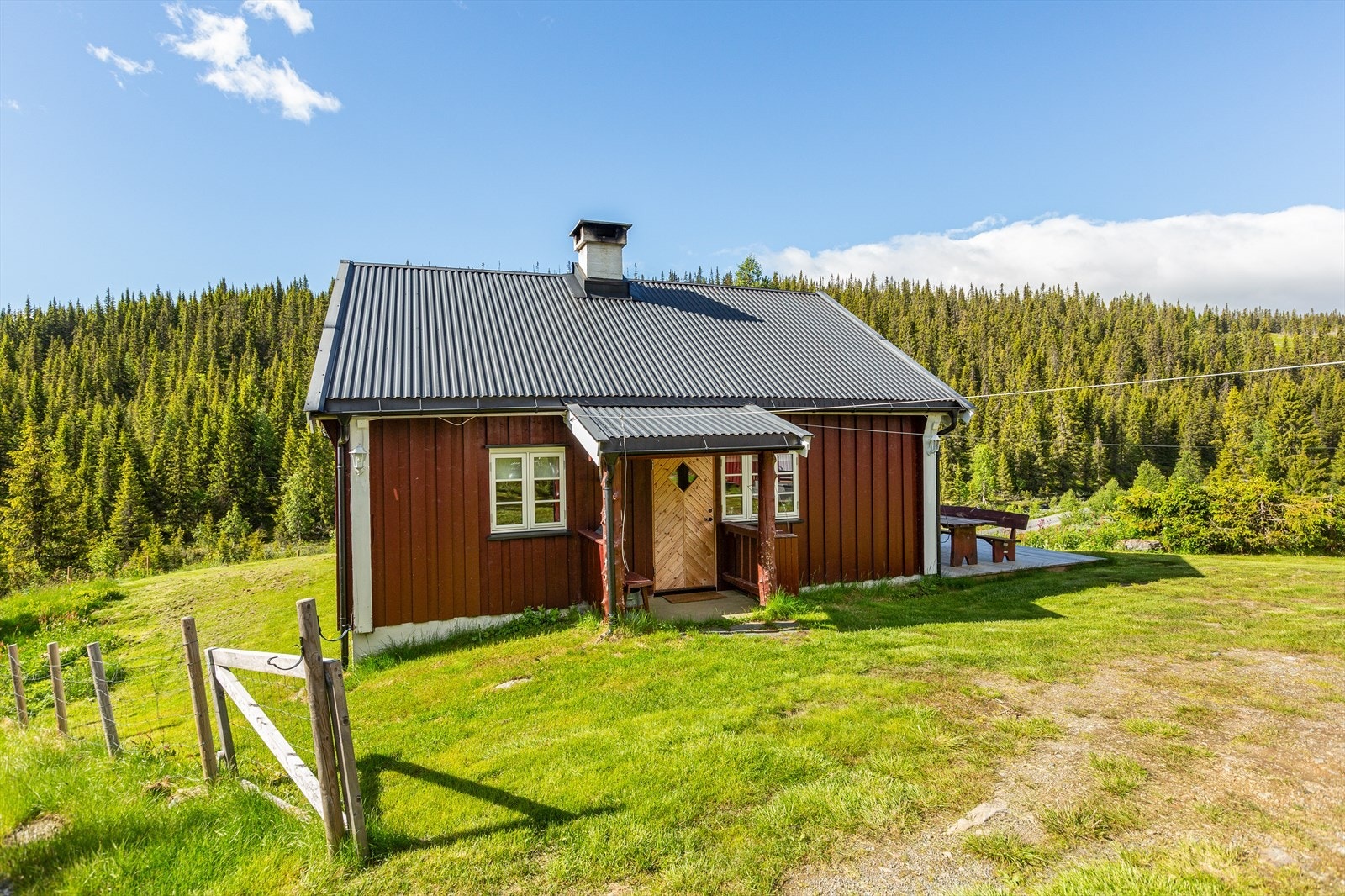 Fra hytteveggen kan en beundre den vakre naturen og nyte klar og frisk fjelluft. Galleribilde