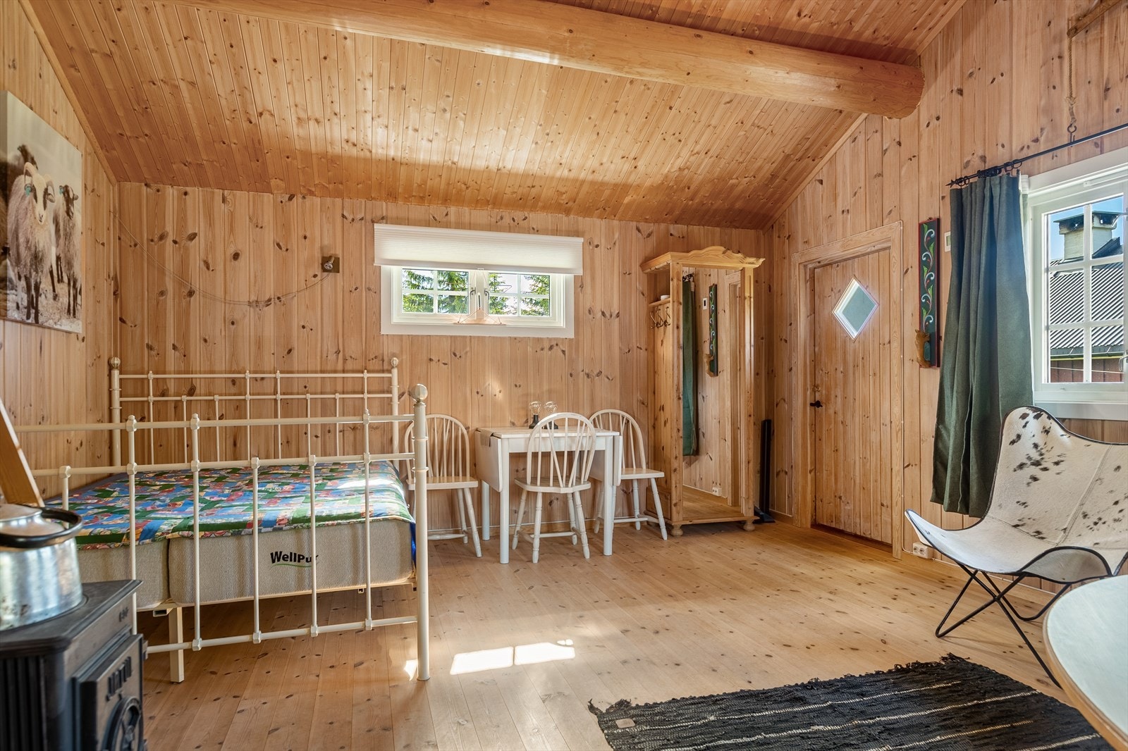 Selger har innredet stua i annekset med ekstra sengeplass. Galleribilde