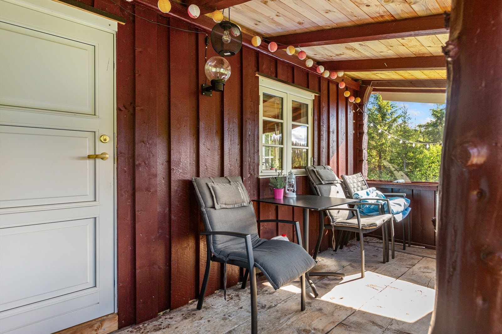 Det overbygde inngangspartiet har et hyggelig sitteområde der kaffekoppen og en god bok kan nytes. Galleribilde