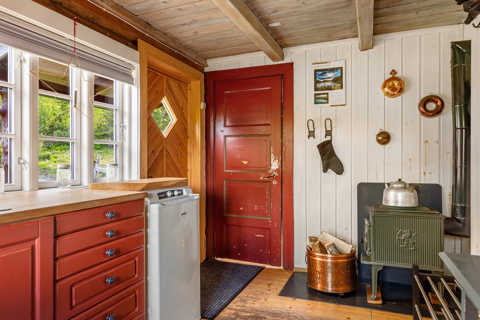 En liten vedovn på kjøkkenet gir den gode hyttefølelsen, og her kan en koke vann til en varm kopp te etter en dag ute i fjellet. Galleribilde