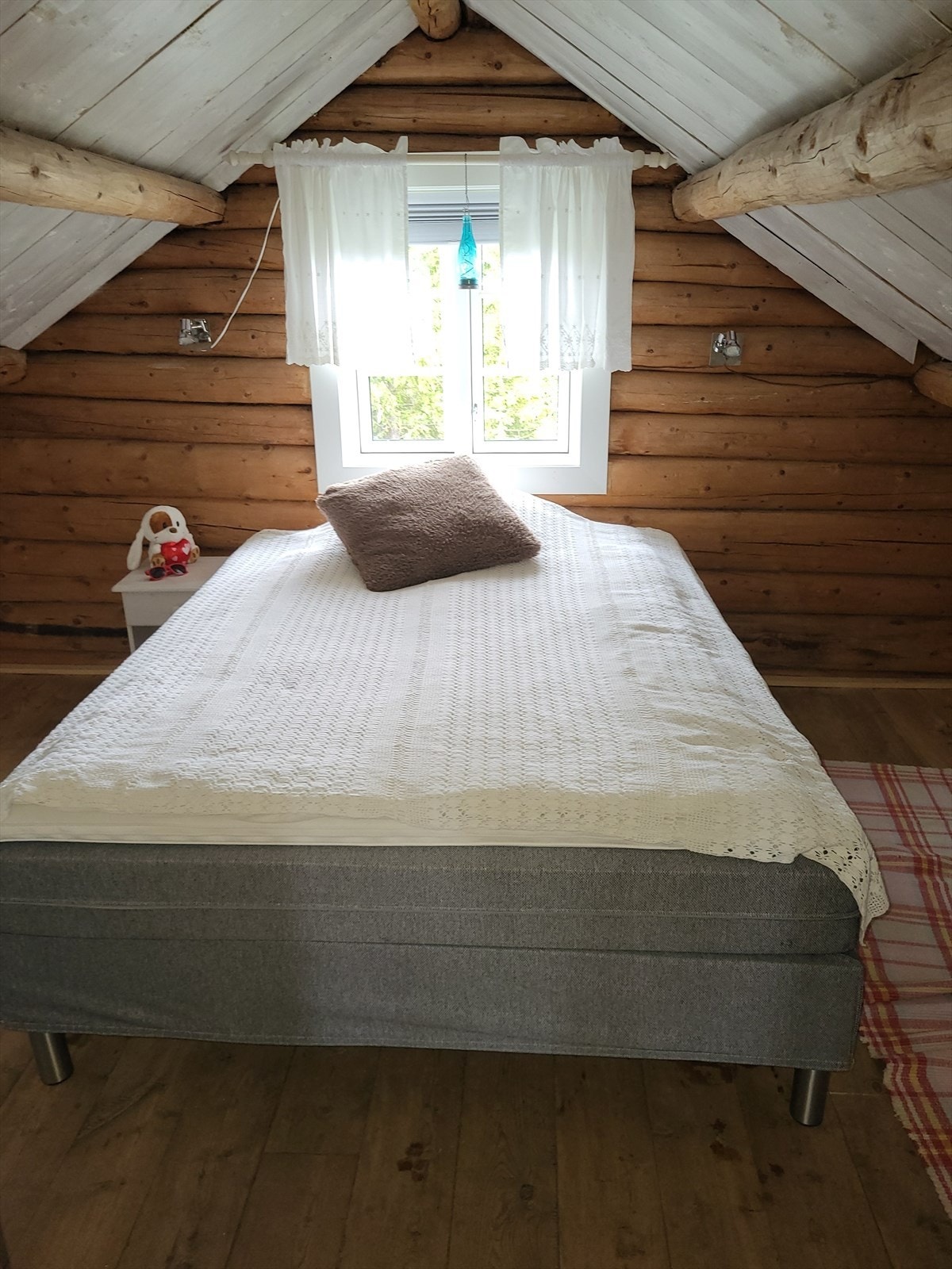 På hyttas loft er det to rom innredet som soverom. Rom 1. Galleribilde