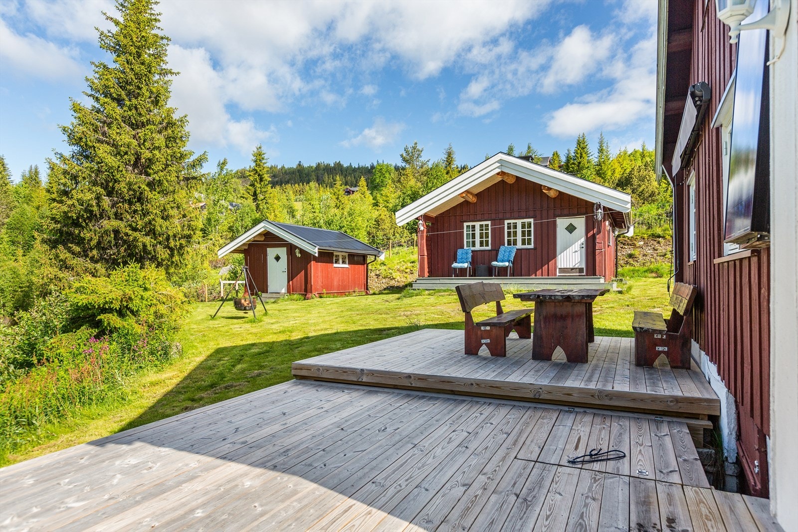 På tunet er det også et fint anneks og et praktisk uthus. Galleribilde