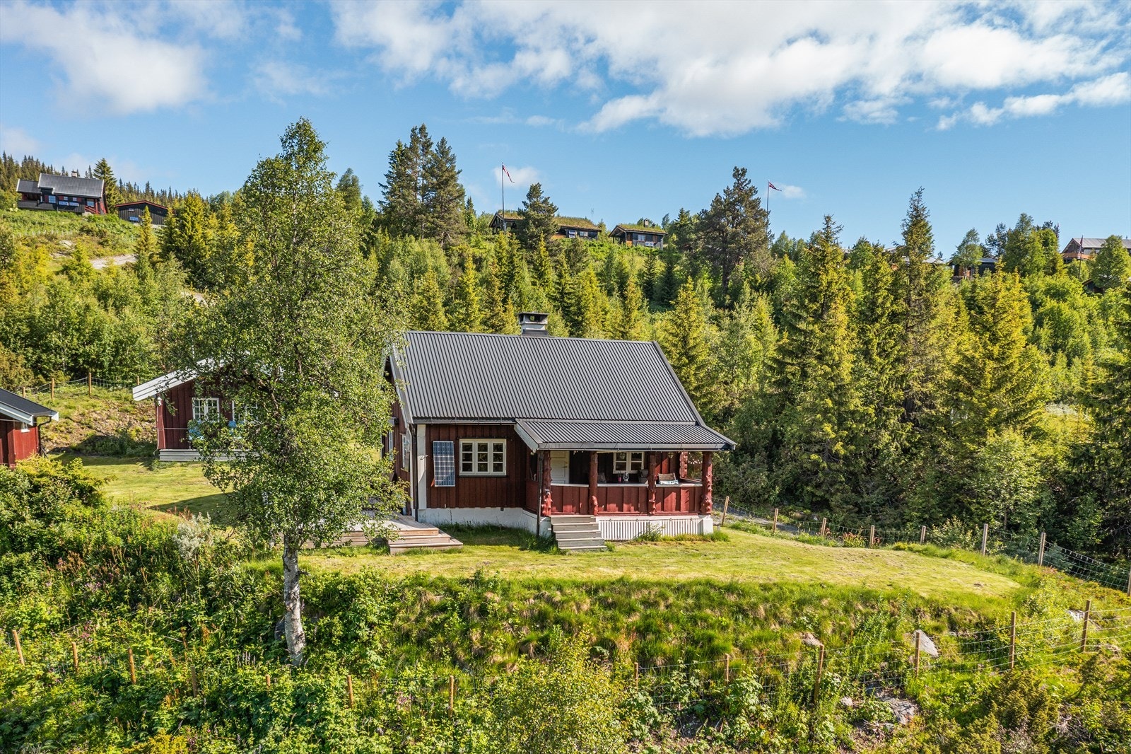 På tomta er det mulighet for flere fine uteplasser slik at en kan flytte seg med sola gjennom dagen. Galleribilde