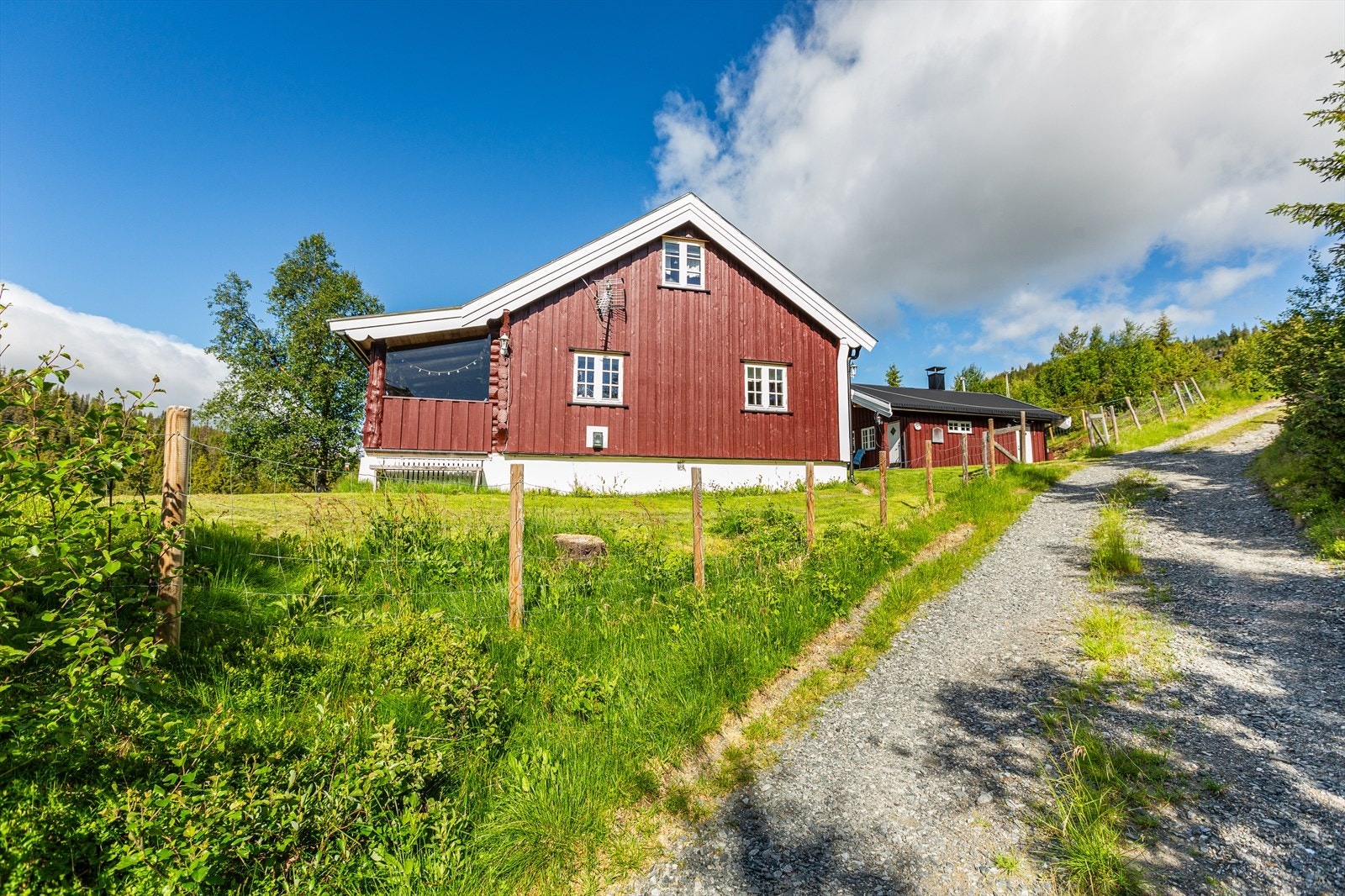 Hytta er oppført i 1938, men bygget er noe renovert i nyere tid, senest i 2019 da utvendig kledning ble etablert. Galleribilde