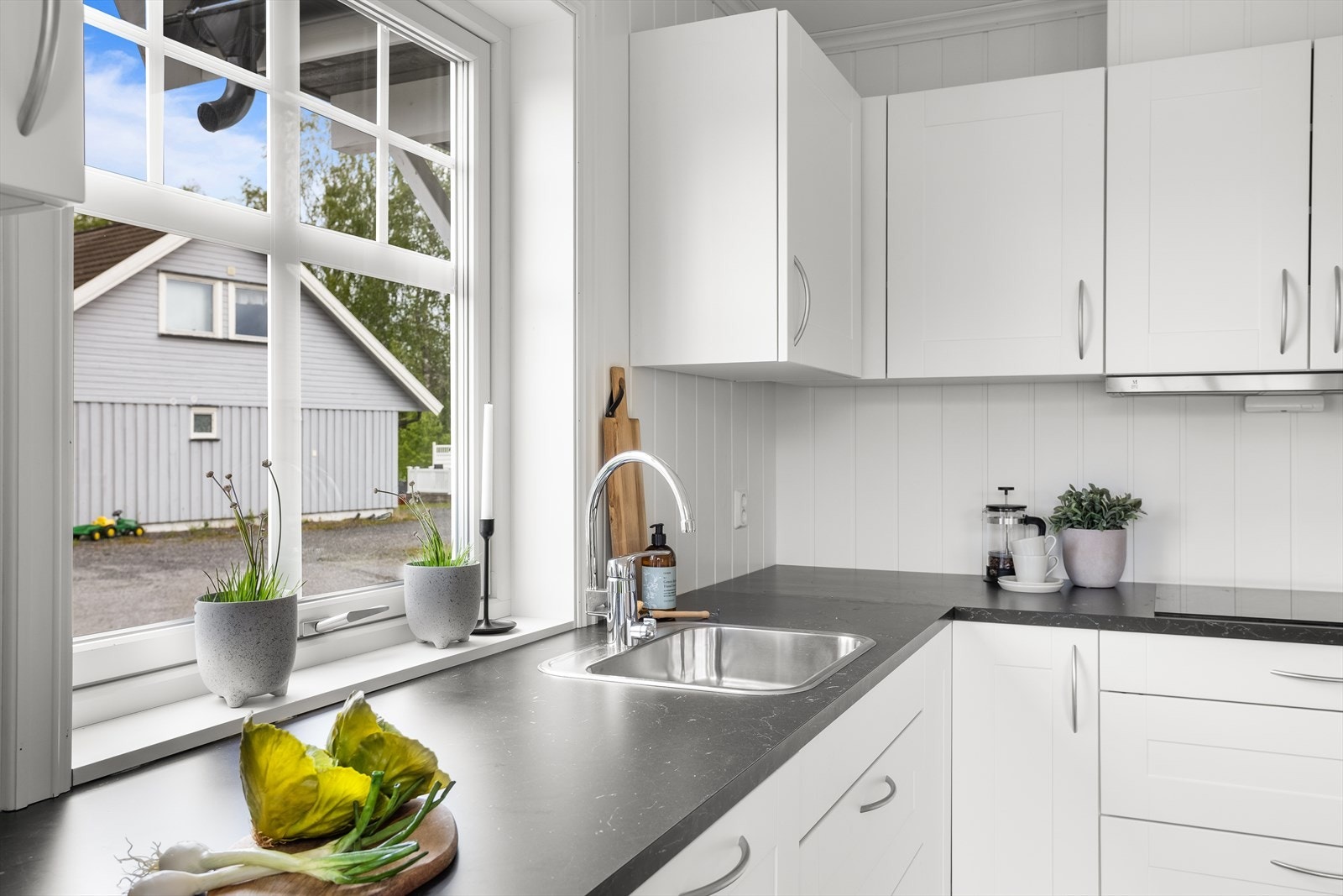 Kjøkkenvindu gir naturlig lys og bidrar til et lyst og inspirerende arbeidsmiljø. Galleribilde