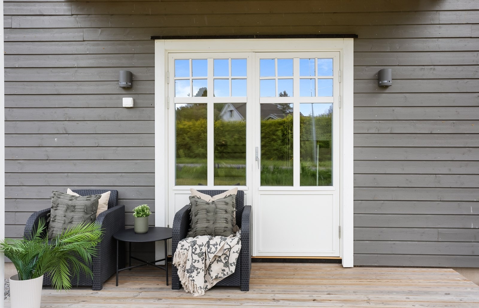 Det er etablert overbygd uteområde med utgang fra stue. Galleribilde