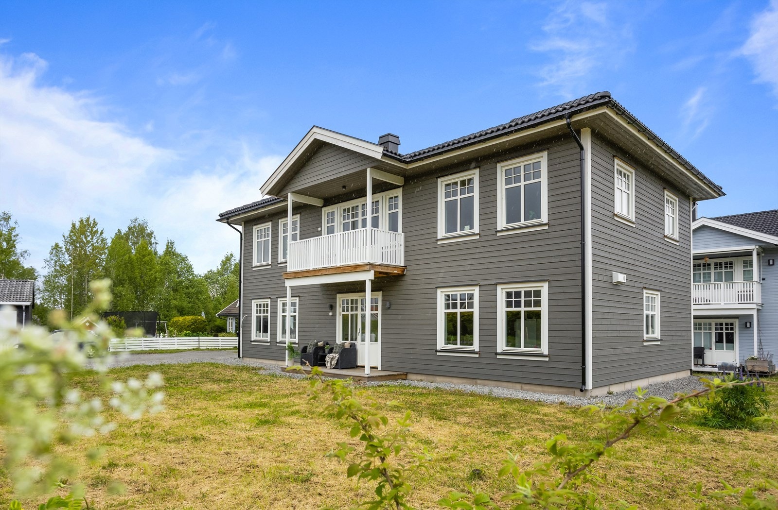 Stilren enebolig fra 2022 med klassisk valmtak. Galleribilde