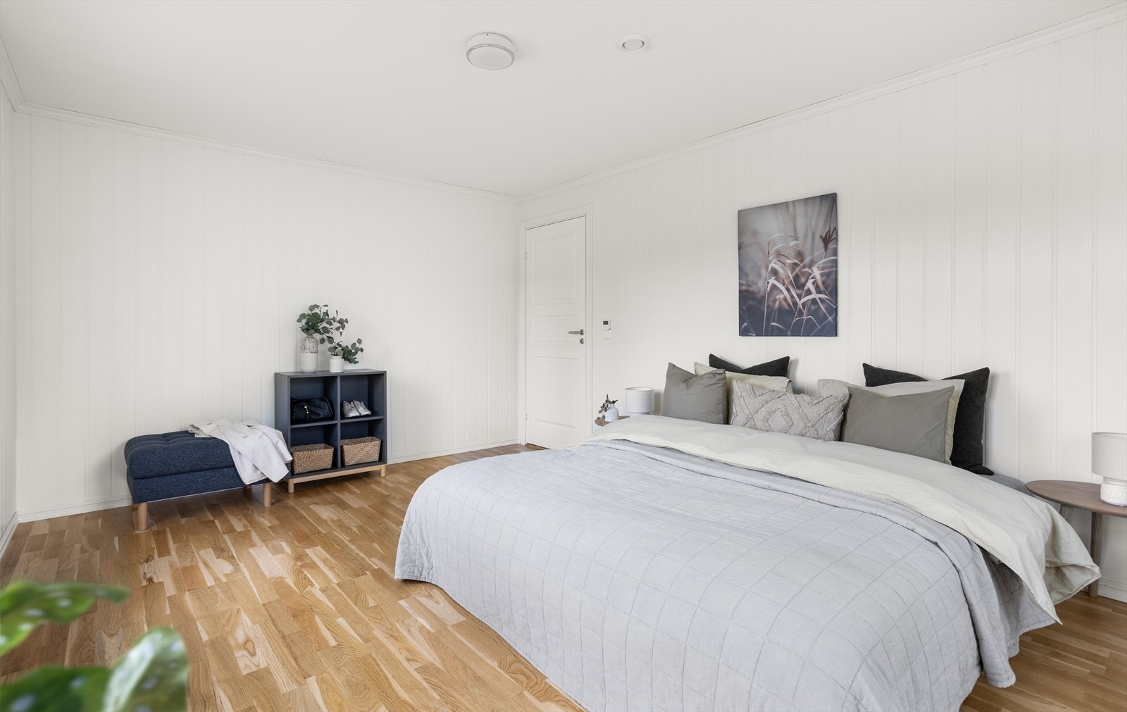 Romslig hovedsoverom med god plass til dobbeltseng og garderobeløsning. Galleribilde