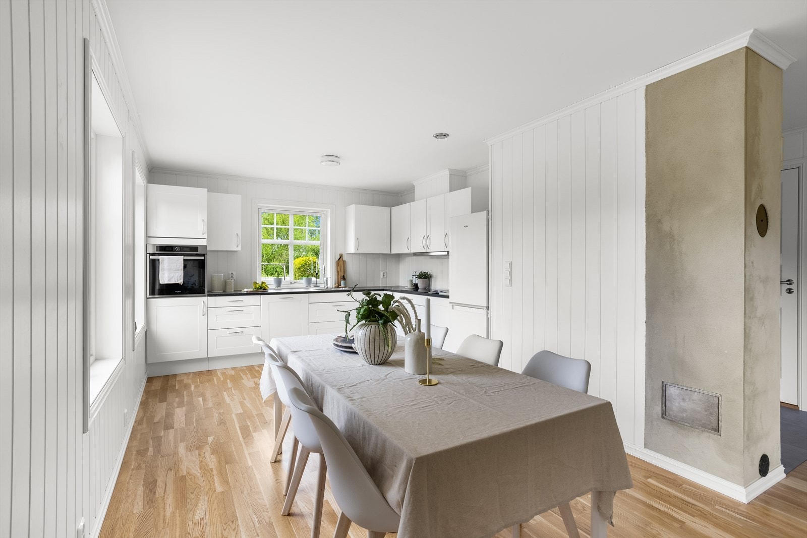 Kjøkken med glatte/profilerte fronter og laminat benkeplate, og integrert koketopp, komfyr, oppvaskmaskin. Galleribilde