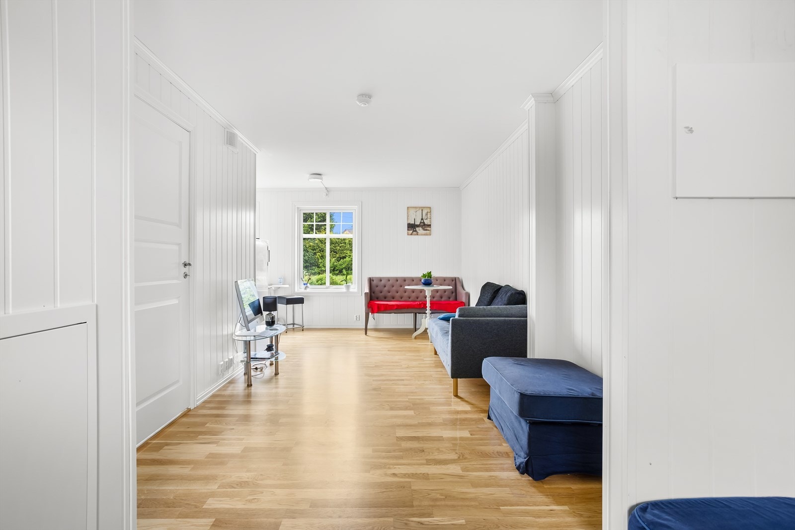 Arealeffektiv stue i praktiskantdelen, med plass til både sofagruppe og spiseplass. Galleribilde