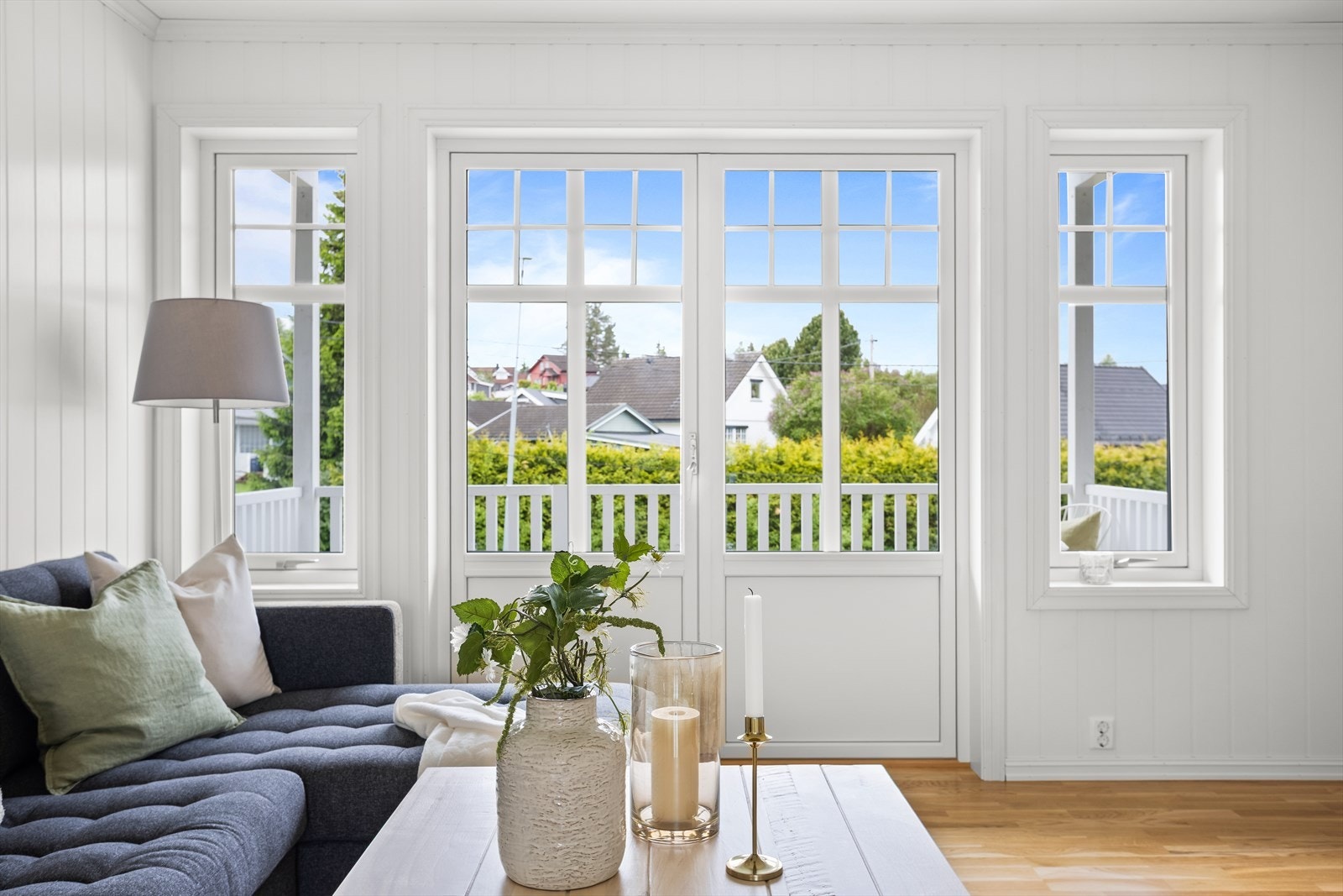 Delikat dobbeltdør ut til den deilige balkongen. Galleribilde