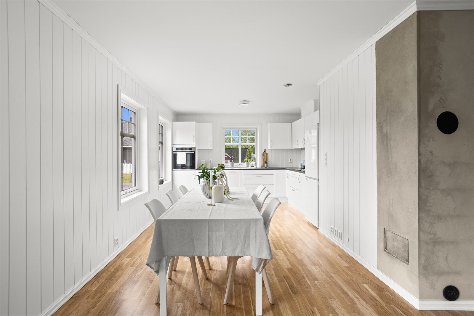 De mange vinduene på kjøkkenet og stuen gir gode mengder naturlig lys inn i rommet. Galleribilde