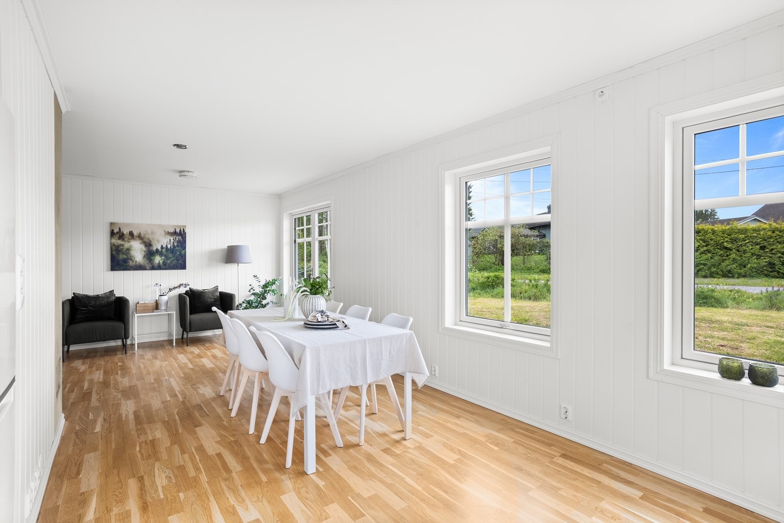 Kjøkkendelen av rommet er meget romslig med god plass til stort spisebord med plass til hele familien. Galleribilde