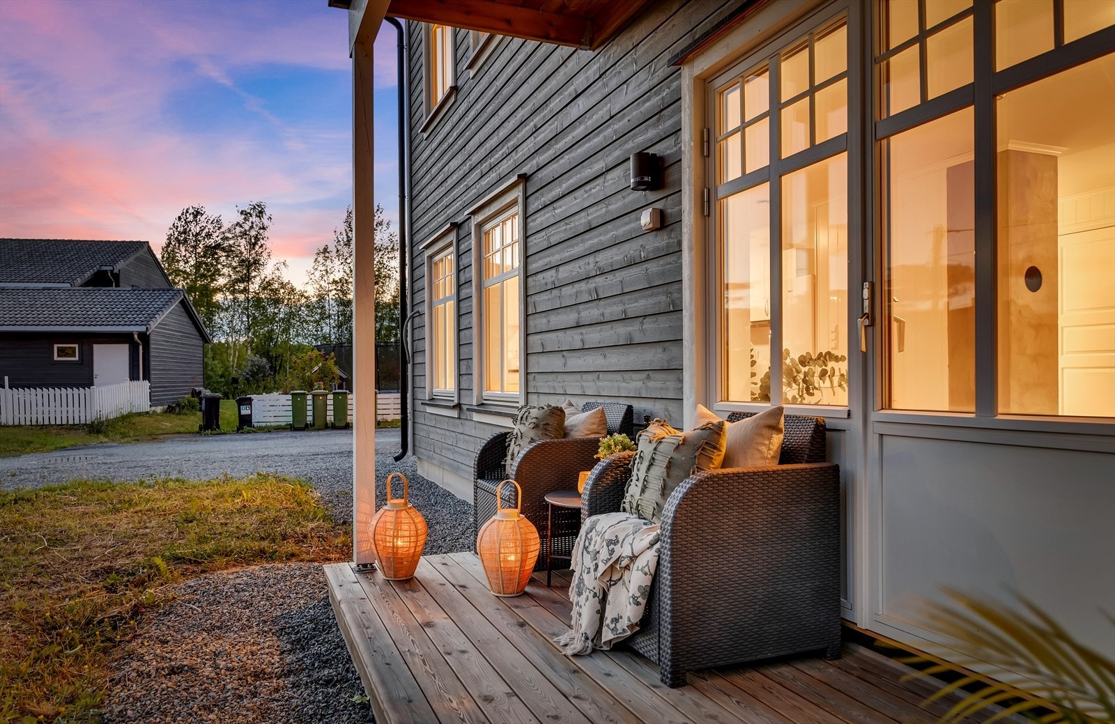 Terrassen er vendt mot sydvest, noe som gir meget gode solforhold til uteplassene. Galleribilde