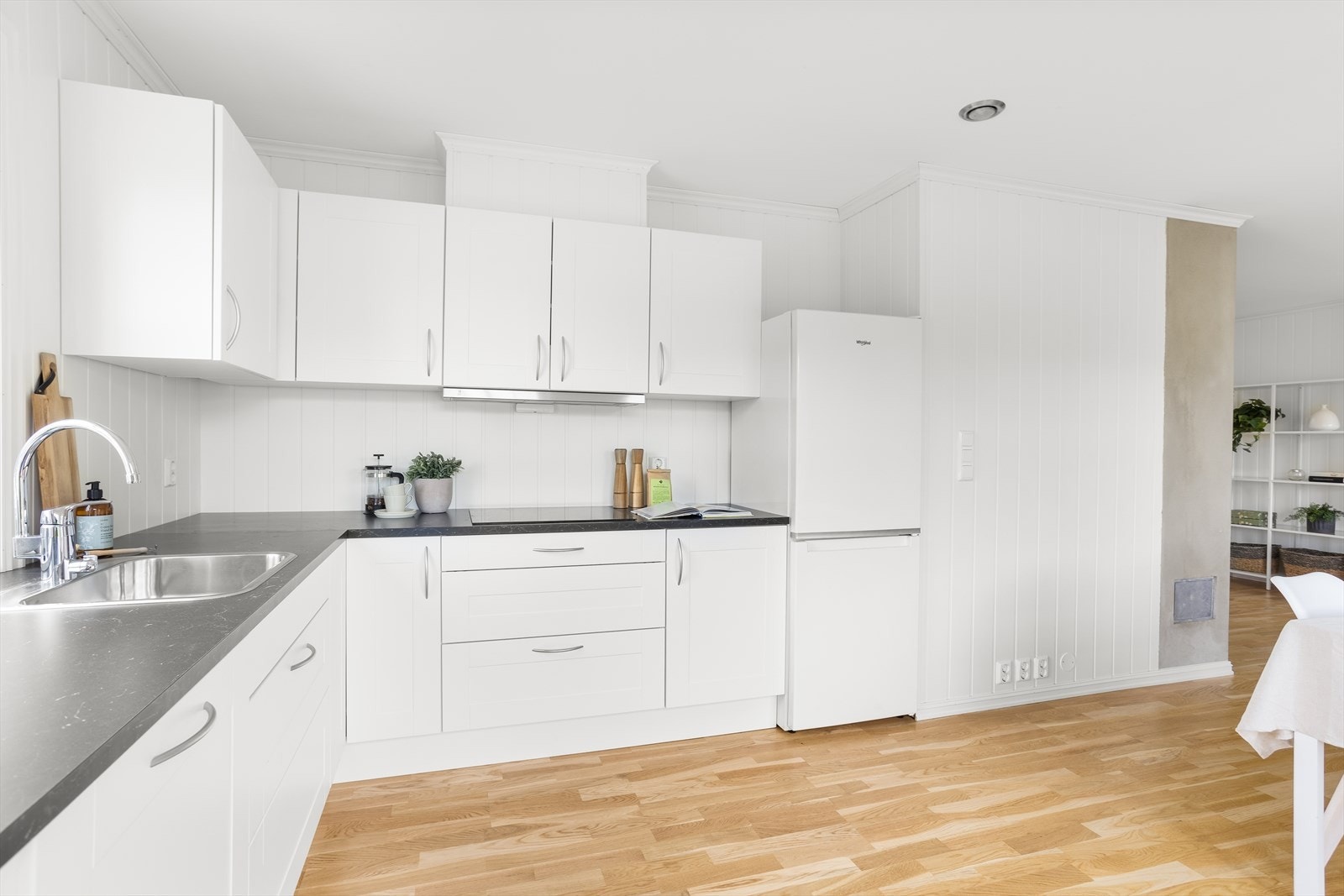 Det er fine overflater i hele boligen. Galleribilde