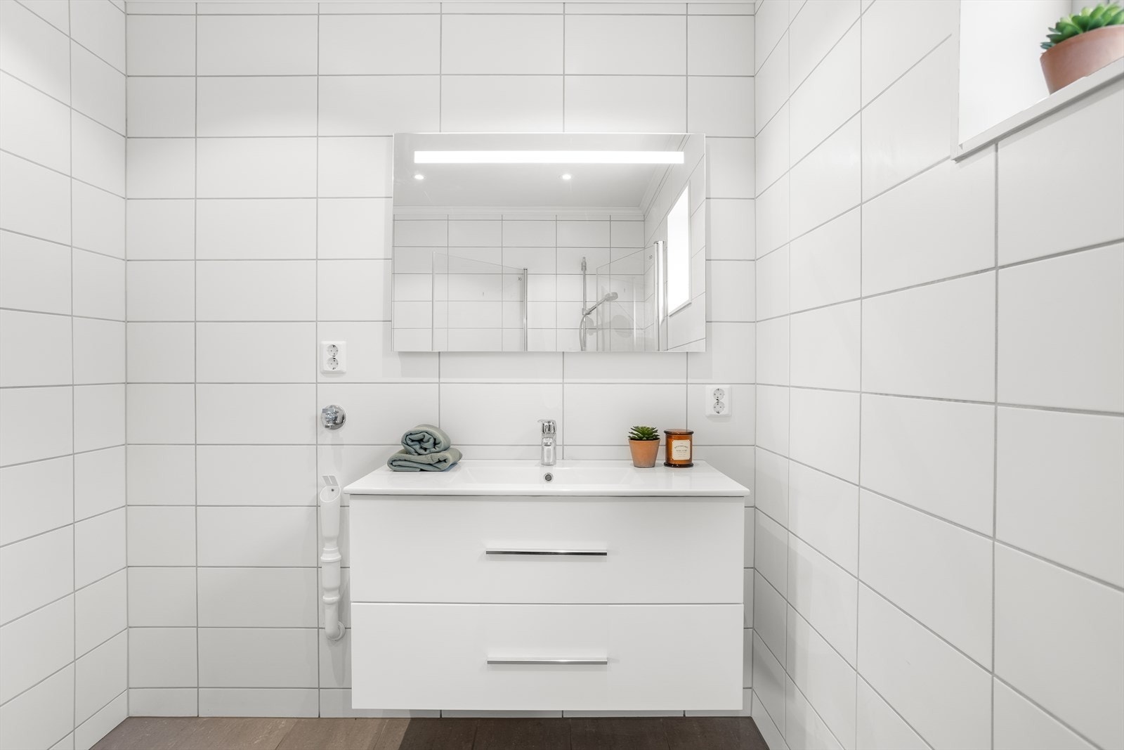 Det er opplegg til vaskemaskin på badet. Galleribilde