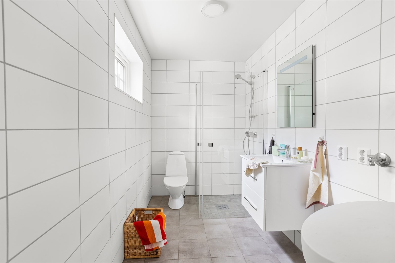 Flislagt, fint bad med god standard på innredningen. Galleribilde