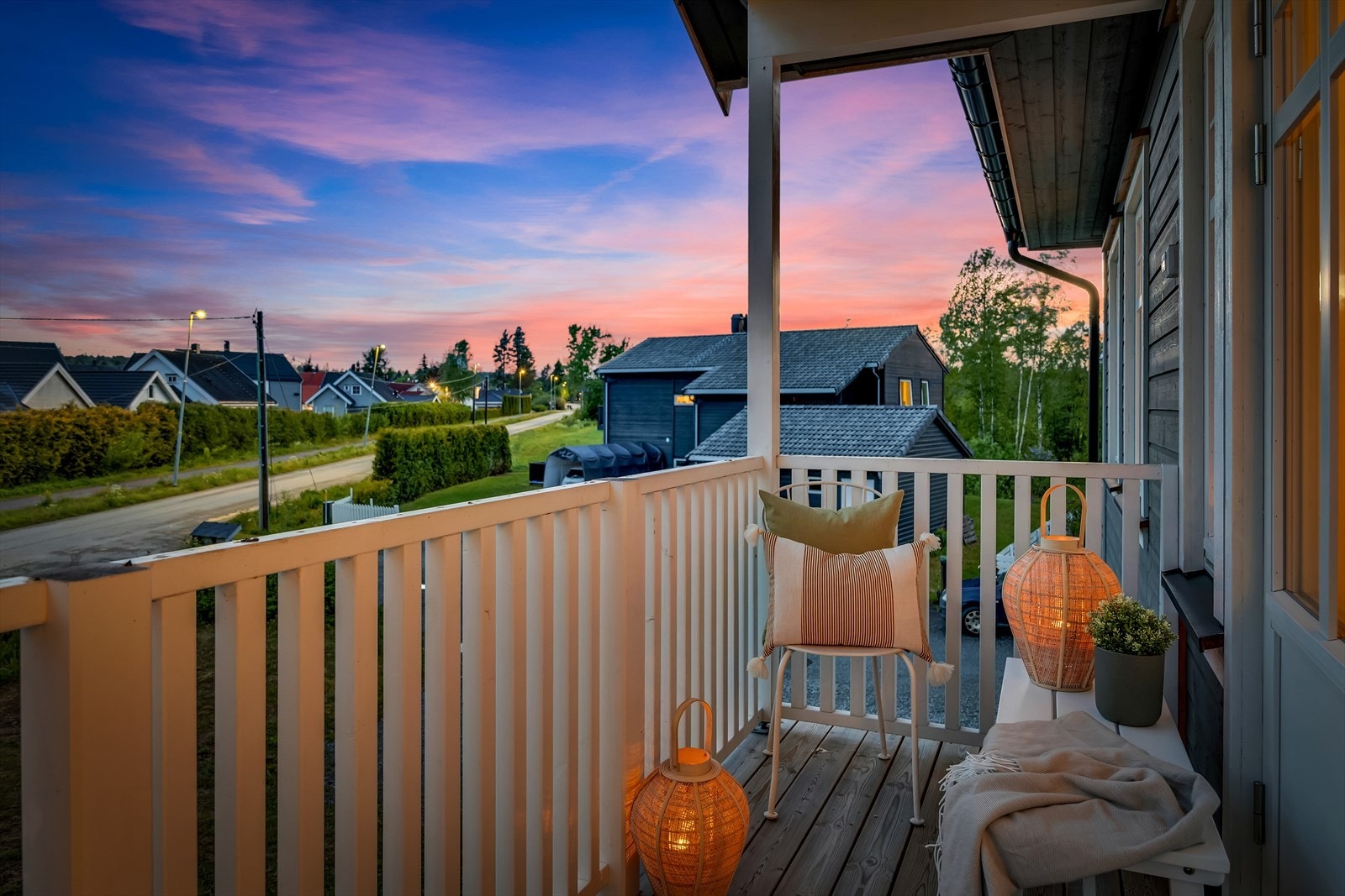 Hyggelig balkong utenfor stuen i 2.etasje. Galleribilde