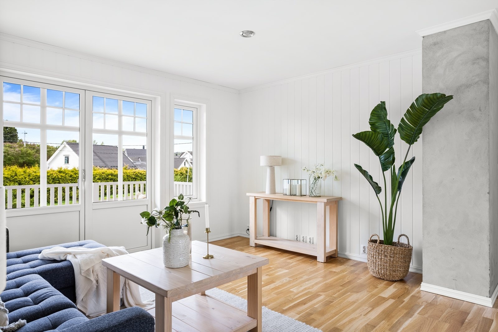 Stuen gir fleksible møbleringsmuligheter og innbyr til rolige stunder. Galleribilde