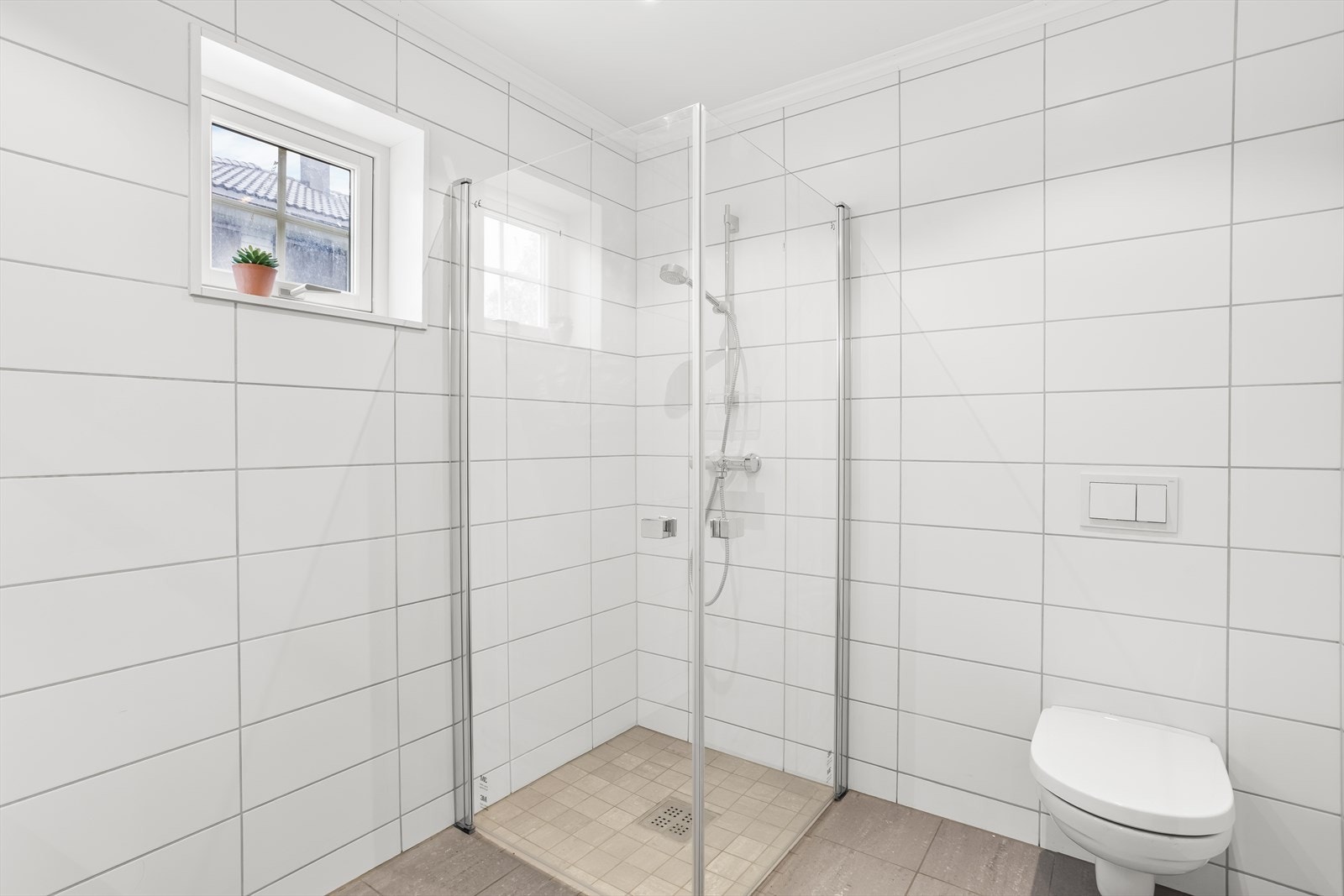 Dusjhjørnet har praktiske, innfellbare glassvegger. Galleribilde