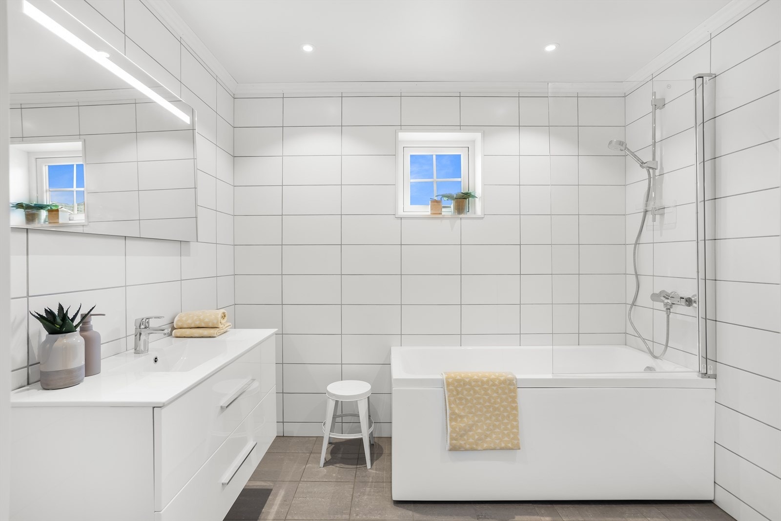 Hovedbad i andre etasje med badekar, flislagte overflater og moderne baderomsinnredning. Galleribilde