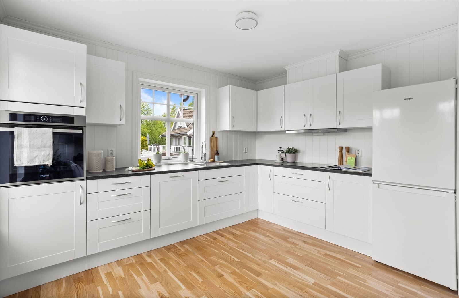 Hvitt tidløst kjøkken. Galleribilde