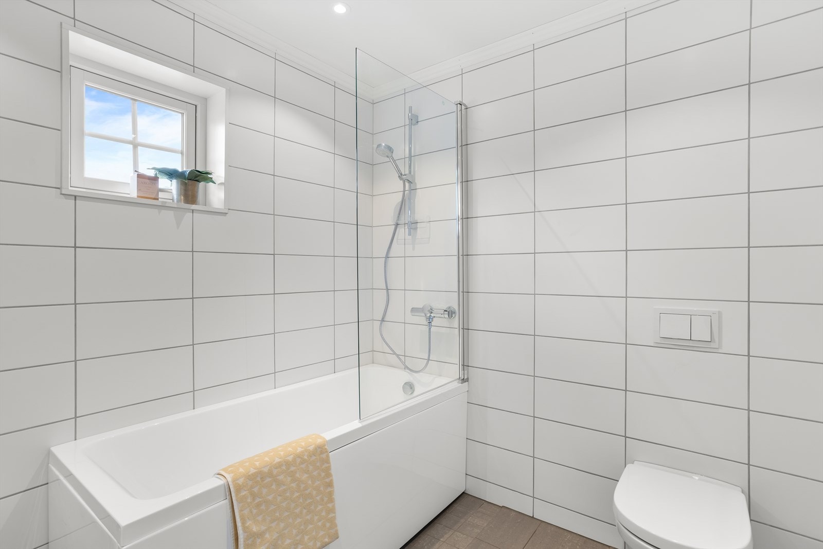 Badekaret er plassert i praktisk hjørne med dusjløsning. Vegghengt wc. Badekaret kan enkelt gjøres om til dusjsone. Galleribilde