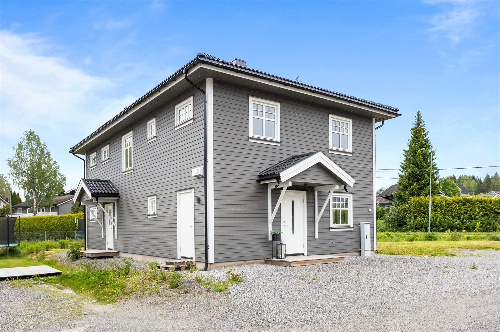 Boligen har egen inngangsparti til vaskerommet i hoveddelen, i tillegg er det inngangsdør til praktikantdel. Galleribilde