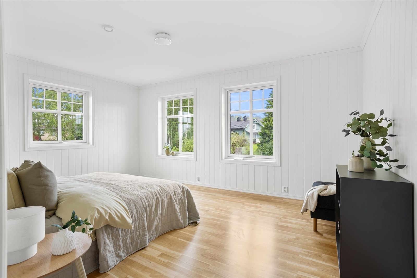 Soverom 2 er også malt i lyse, tidløse farger. Alle rommene har gode vinduer for naturlig lys inn i rommene. Galleribilde