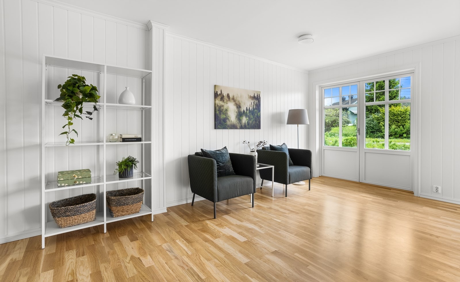 Fra stuen er det utgang til utearealene. Galleribilde