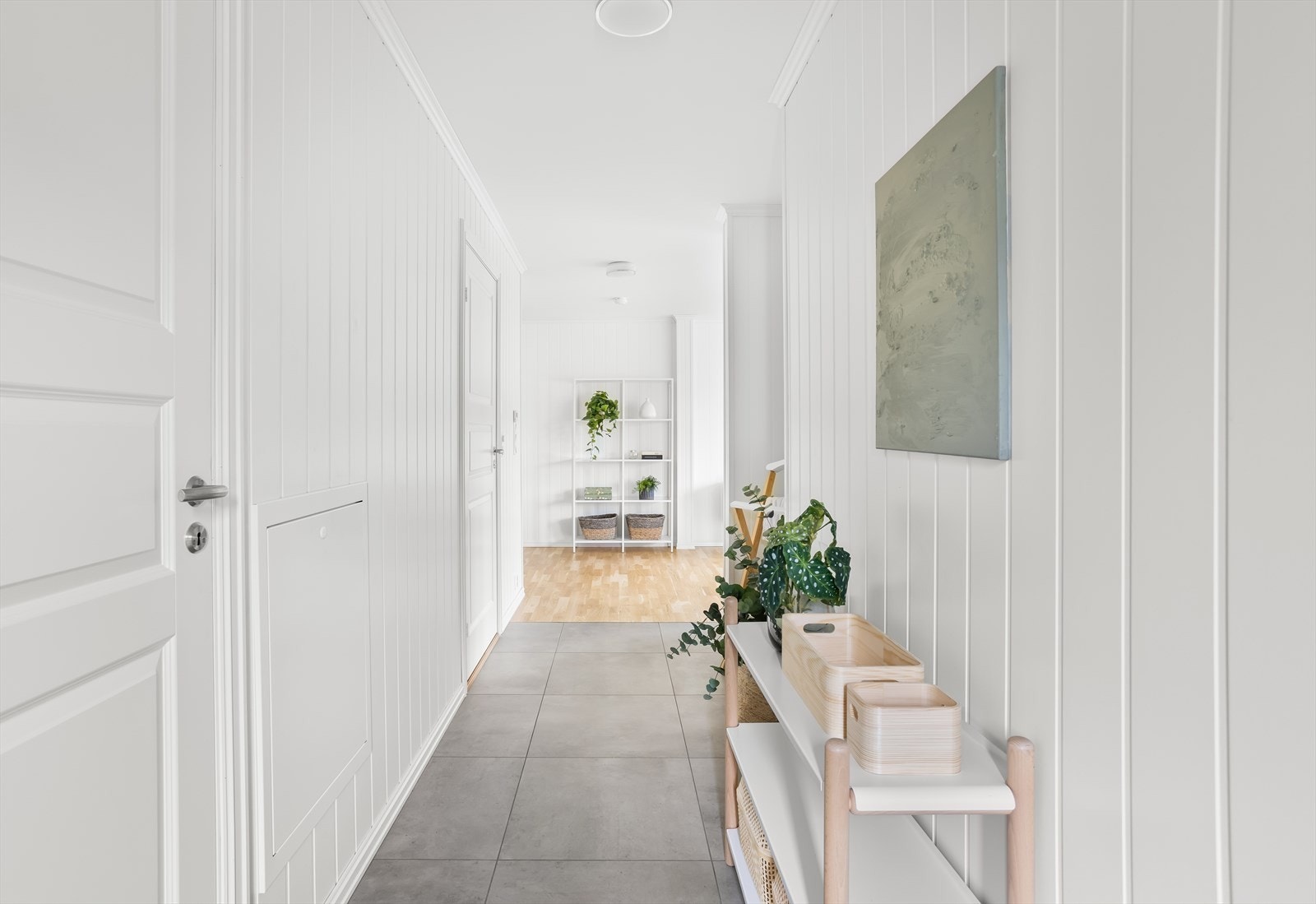 Rett innenfor døren finnes adkomst til vaskerommet. Vaskerommet har også egen inngangsdør fra siden. Galleribilde