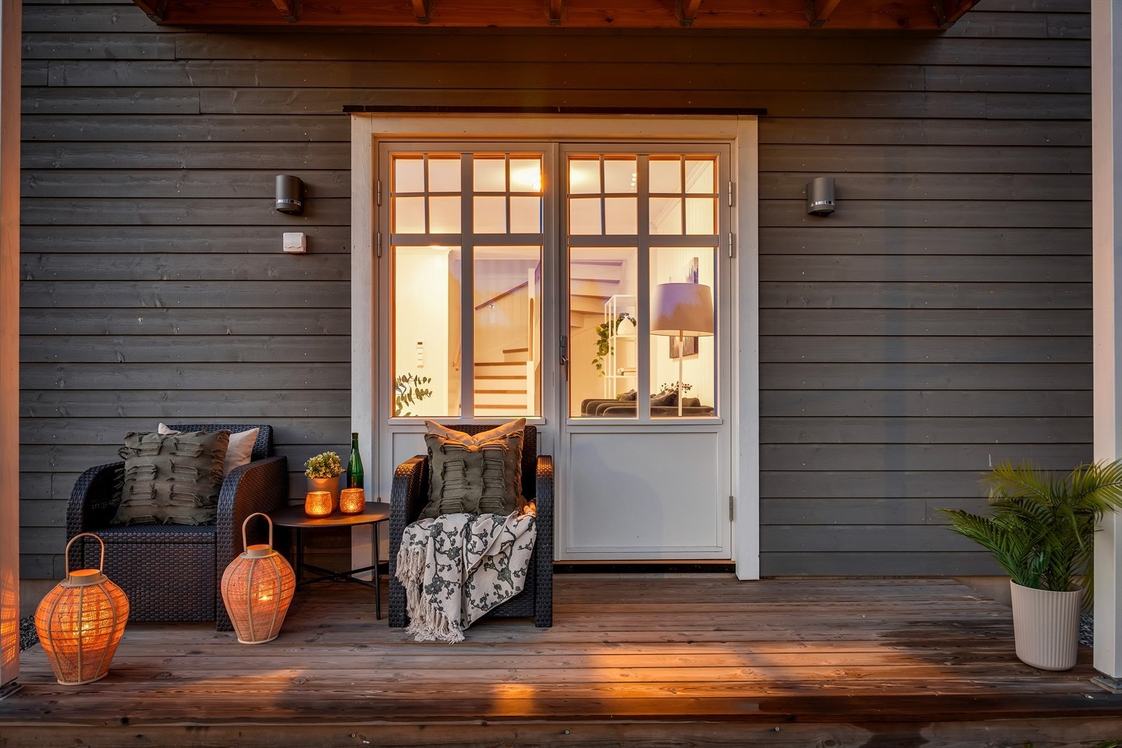 Kveldsstemning på terrassen gir mulighet for hyggelige stunder utendørs. Galleribilde