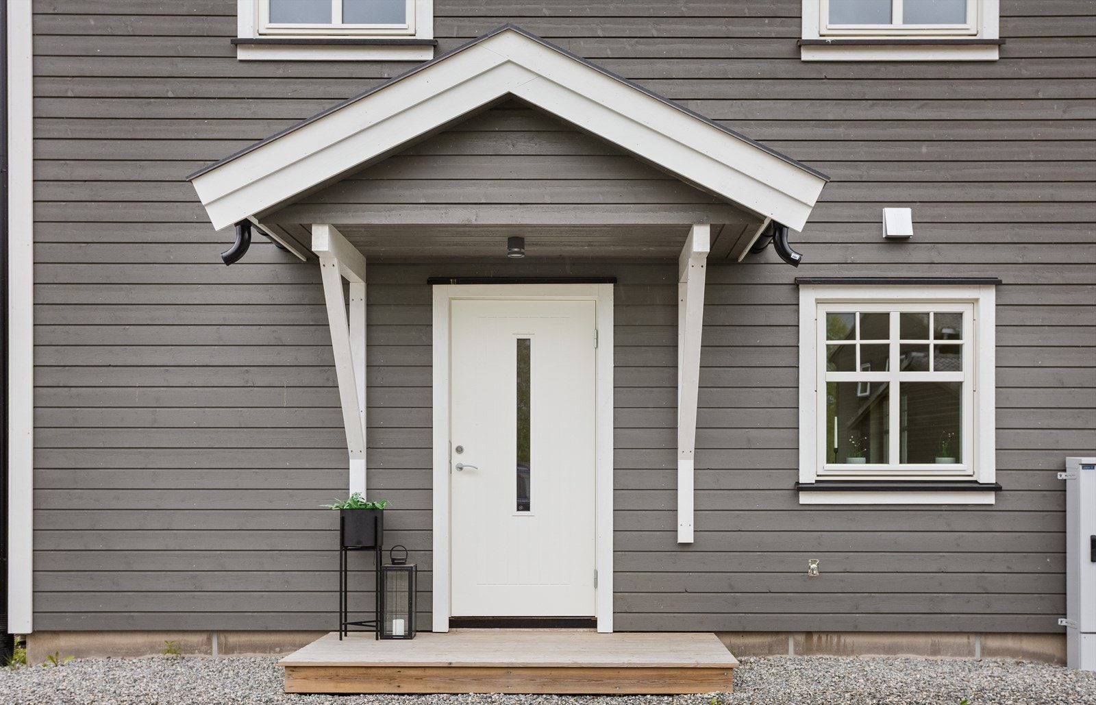 Boligen byr på et overbygd inngangsparti. Galleribilde