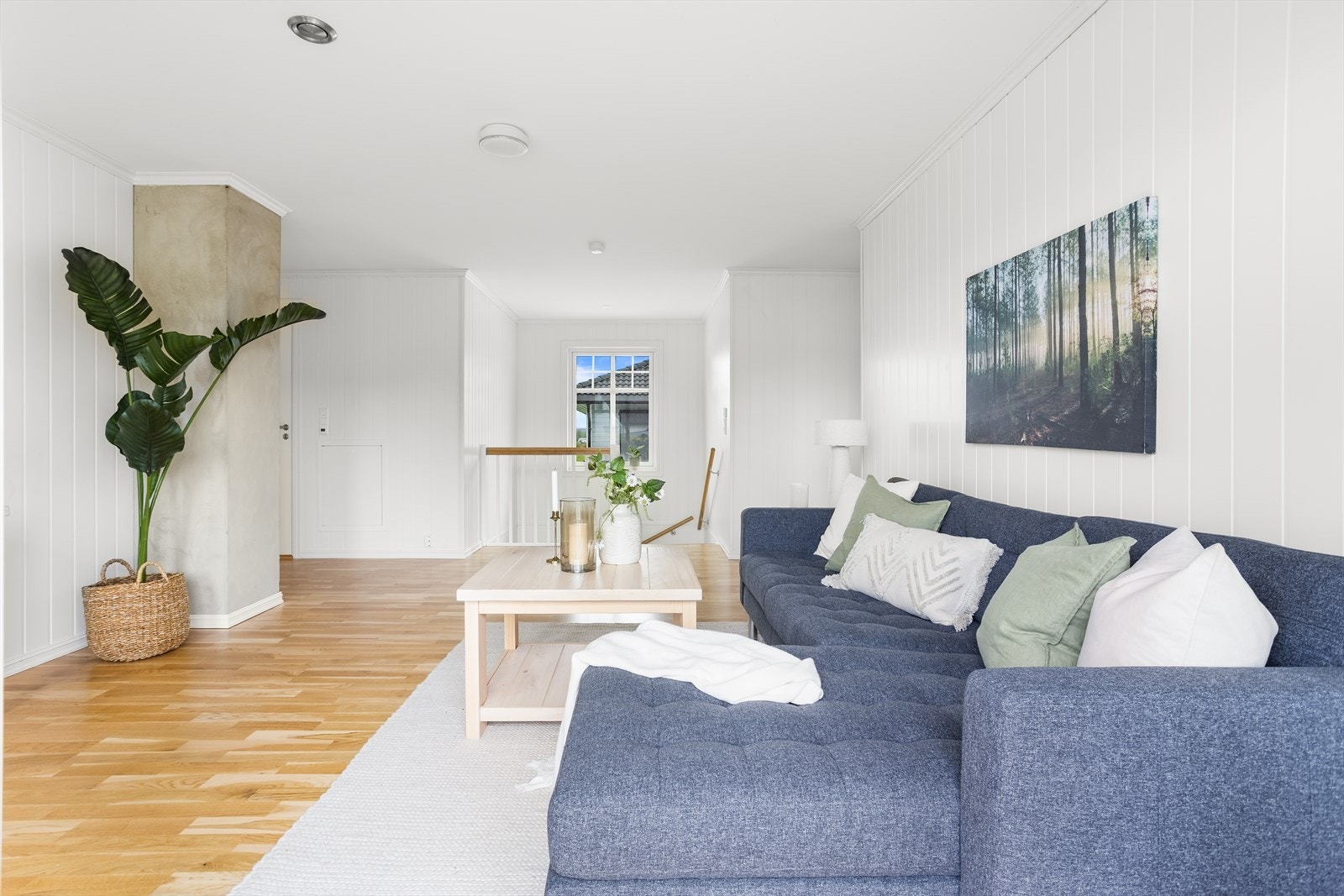 Romslig stue med plass til både sofakrok og ekstra sittegruppe. Galleribilde