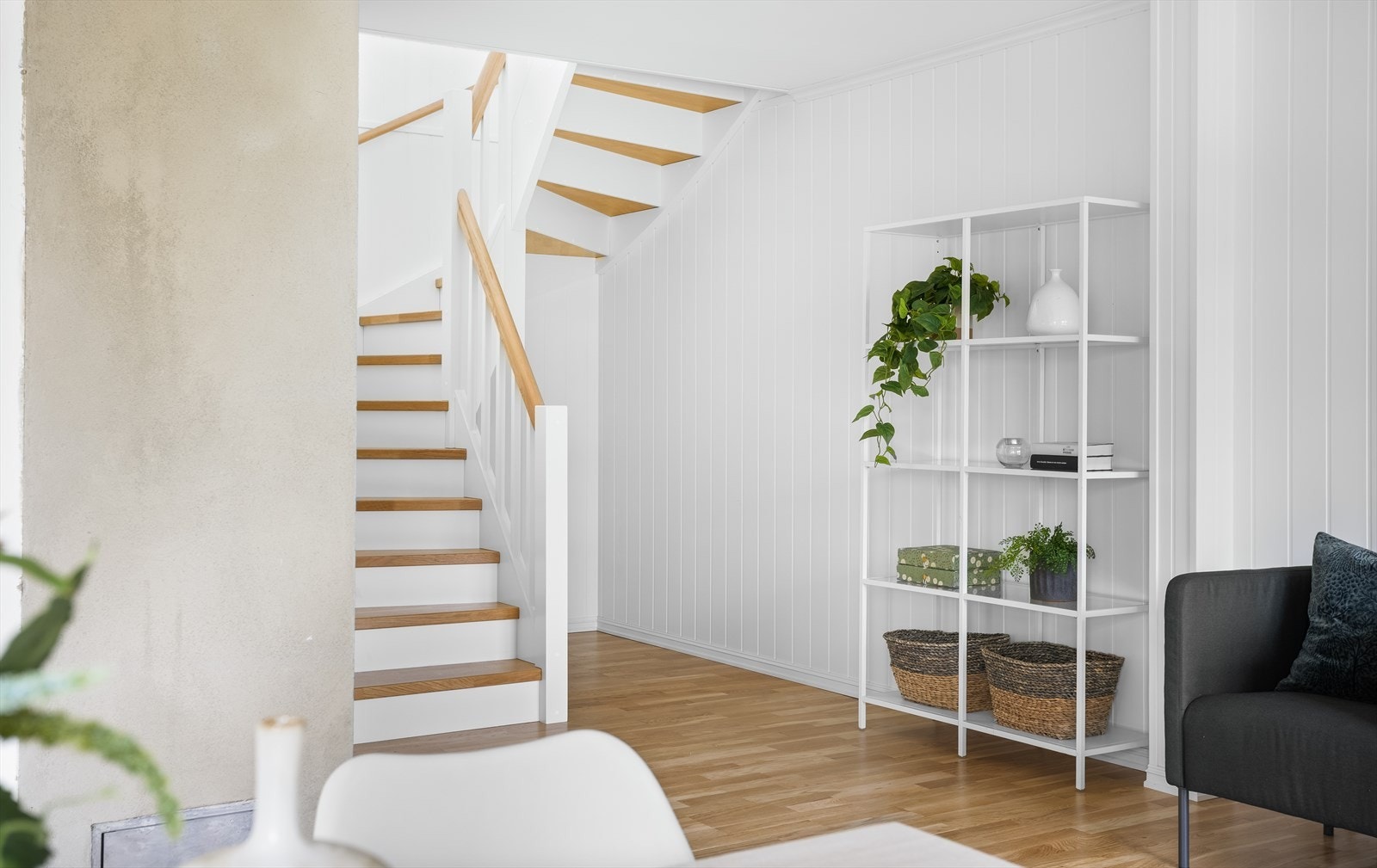 Elegant tretrapp med eiketrinn binder etasjene sammen på stilfullt vis. Galleribilde