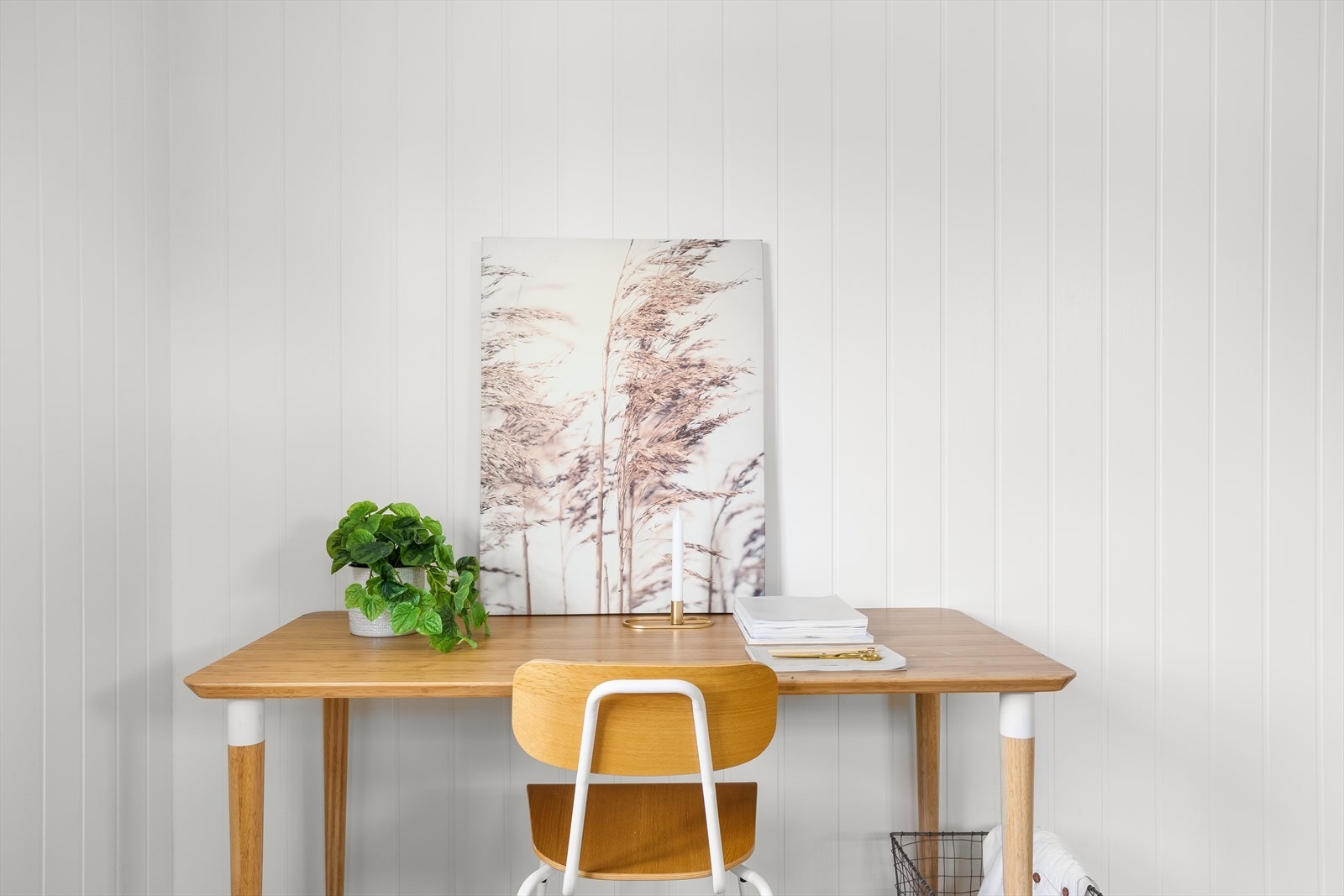 Dedikert arbeidsplass gir ro og inspirasjon til hjemmekontor eller studier. Galleribilde