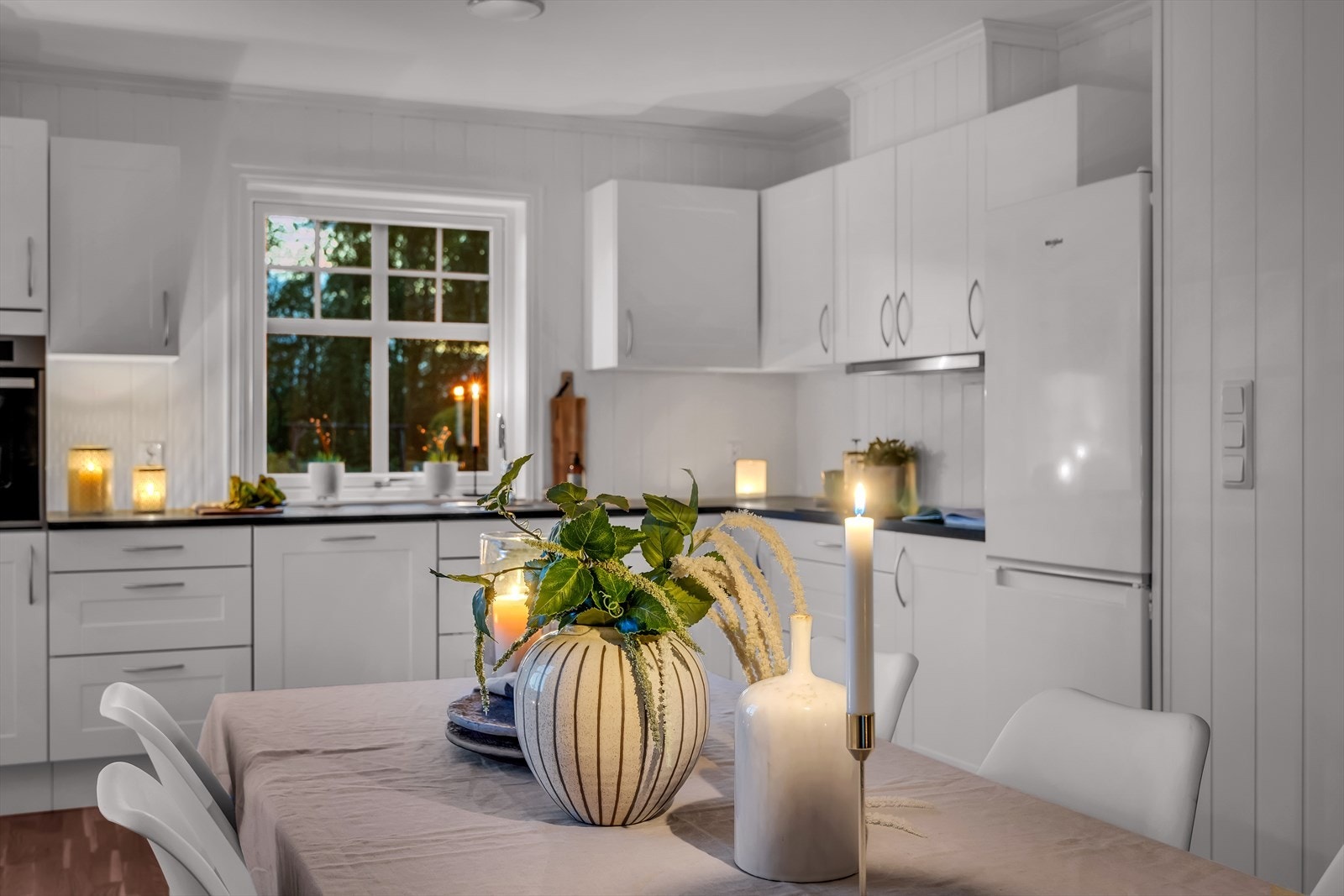 Det er godt med skap- og benkeplass på kjøkkenet. Galleribilde