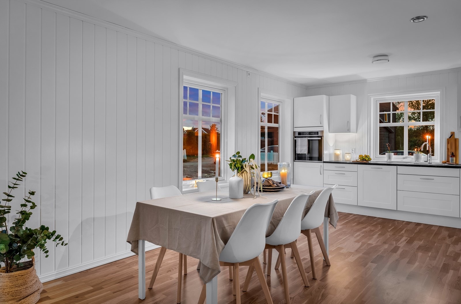 Spiseplassen i kjøkkenet egner seg perfekt til både hverdagsmiddag og fest. Galleribilde