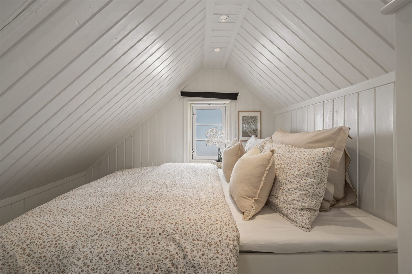 2 av rommene i 2. etasje er innredet og brukes som soverom, men oppfyller ikke formkrav som stilles til soverom. Galleribilde