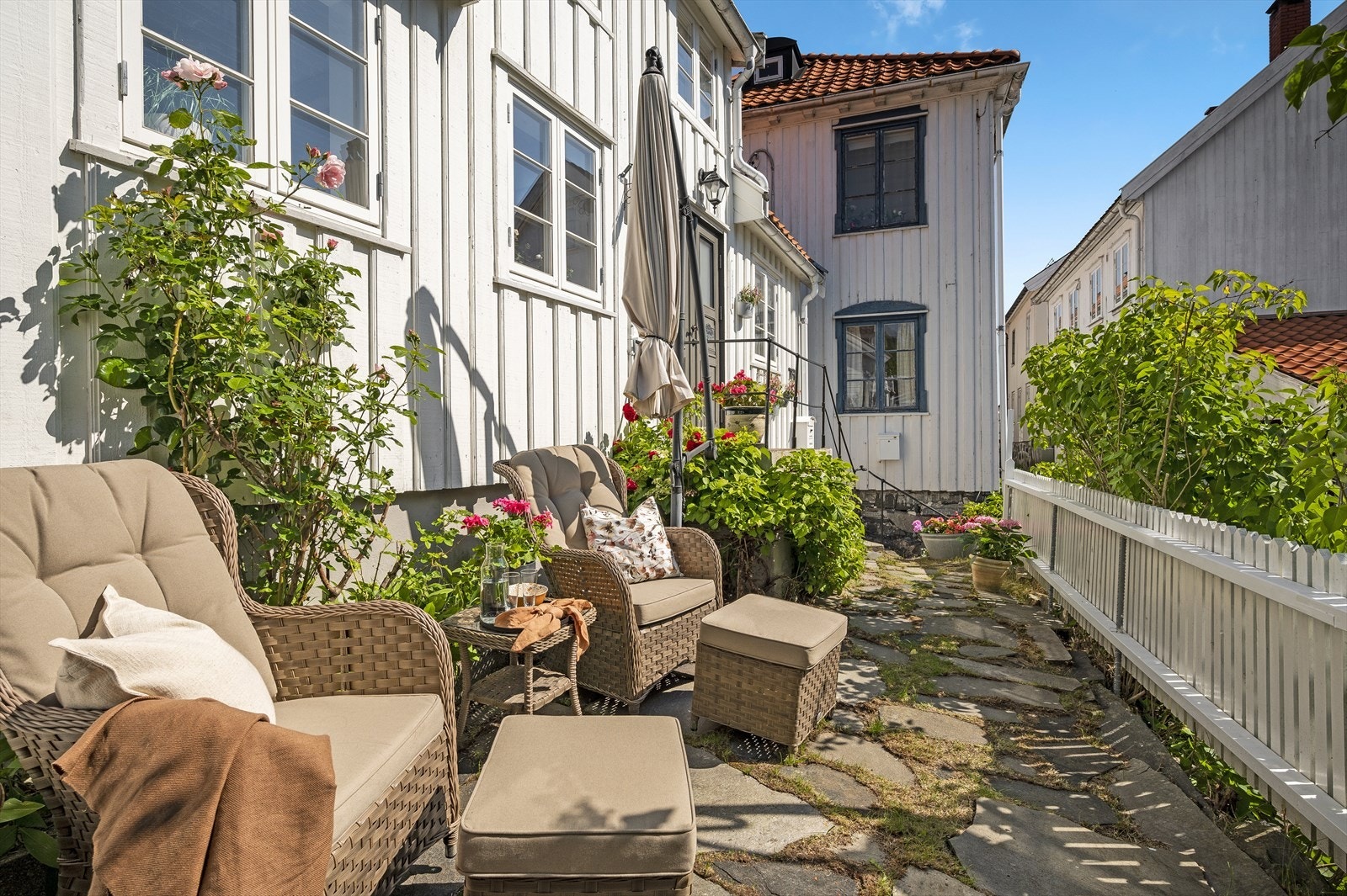 Hyggelig uteplass ved inngangspartiet Galleribilde