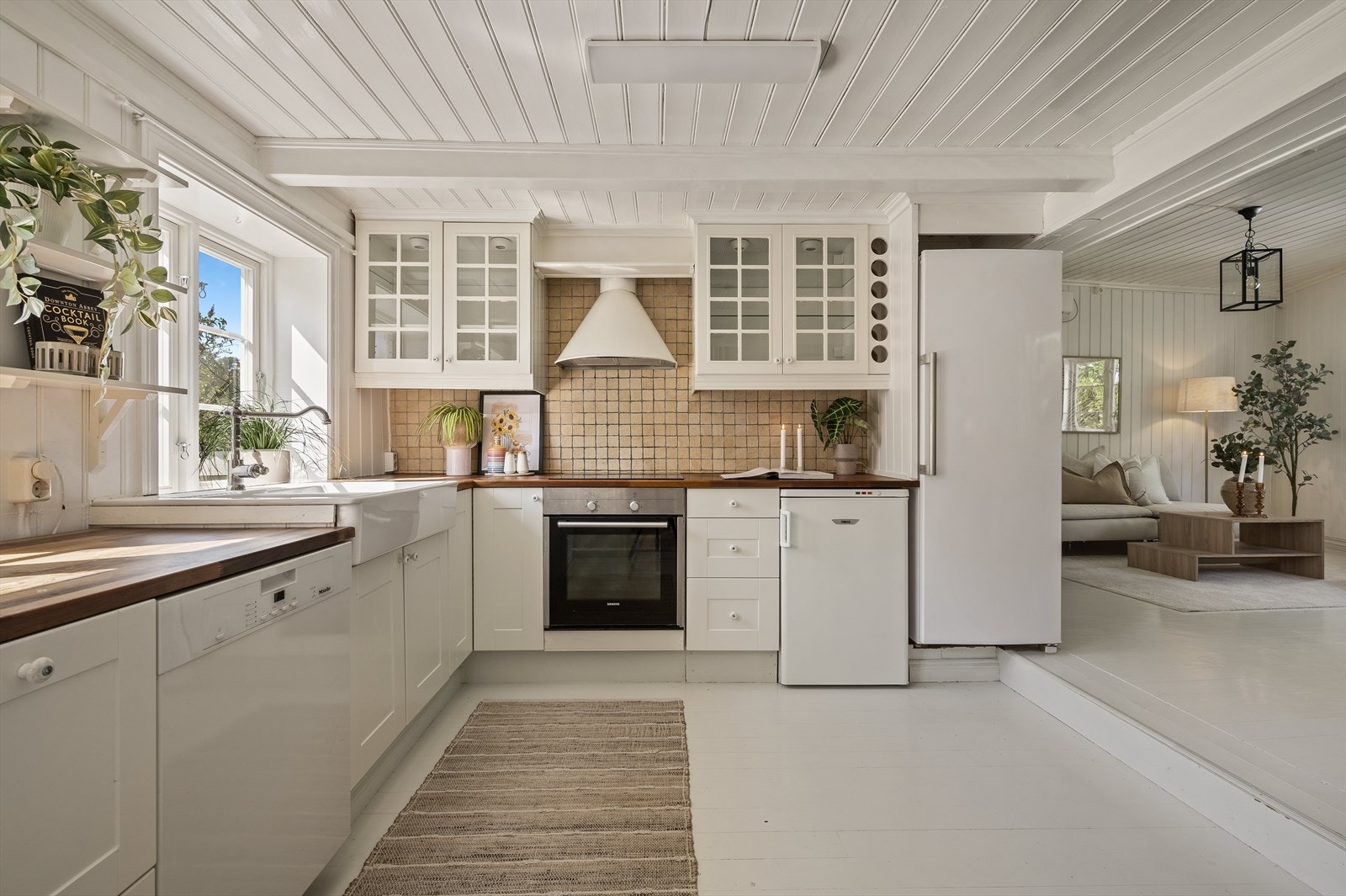 Kjøkkenet har godt med naturlig lys og åpen løsning mot stuen gir en fin romfølelse Galleribilde